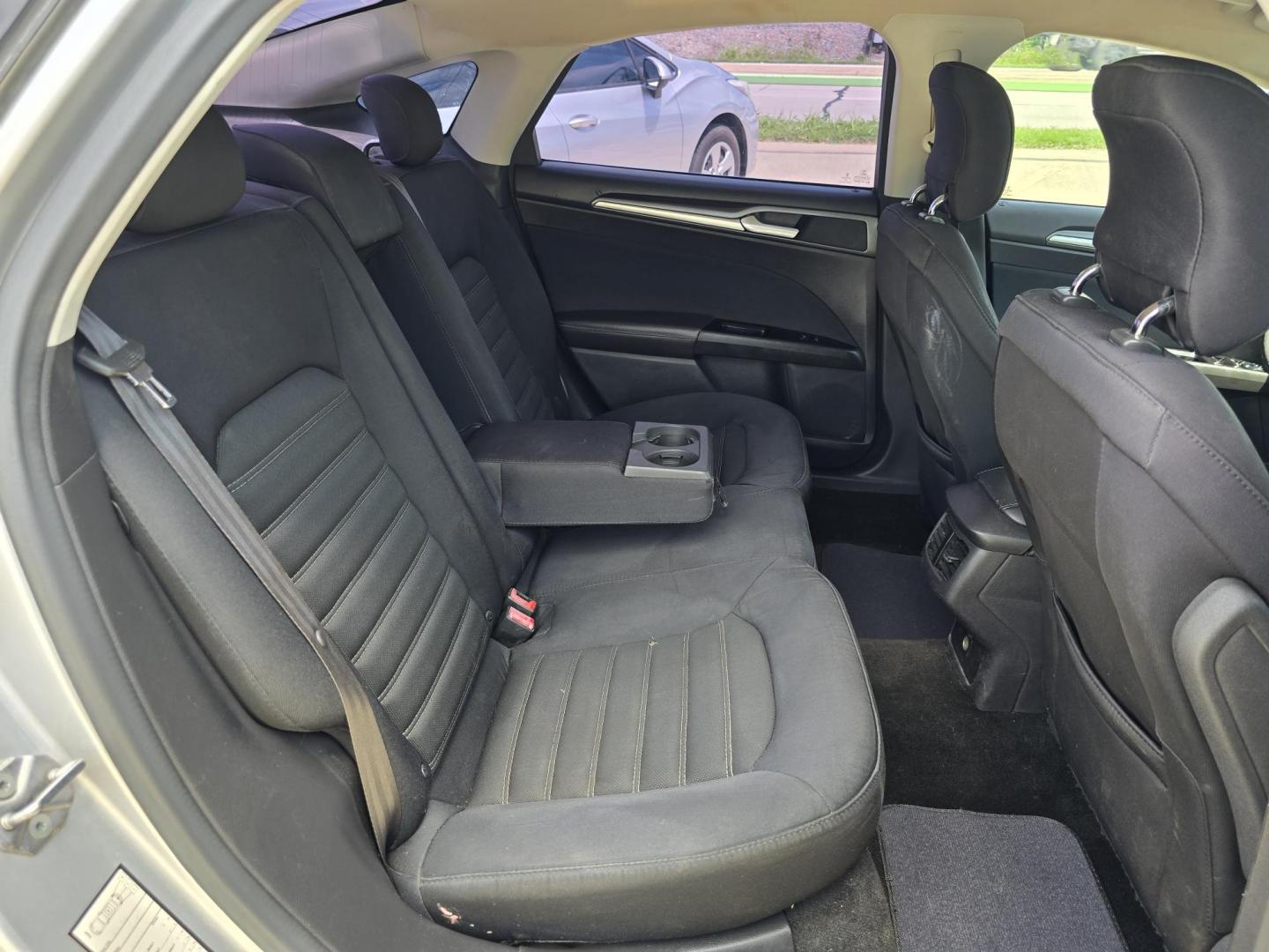 2013 SILVER Ford Fusion SE (3FA6P0H77DR) with an 2.5L L4 DOHC 16V engine, AUTO transmission, located at 2660 S.Garland Avenue, Garland, TX, 75041, (469) 298-3118, 32.885551, -96.655602 - Photo#15