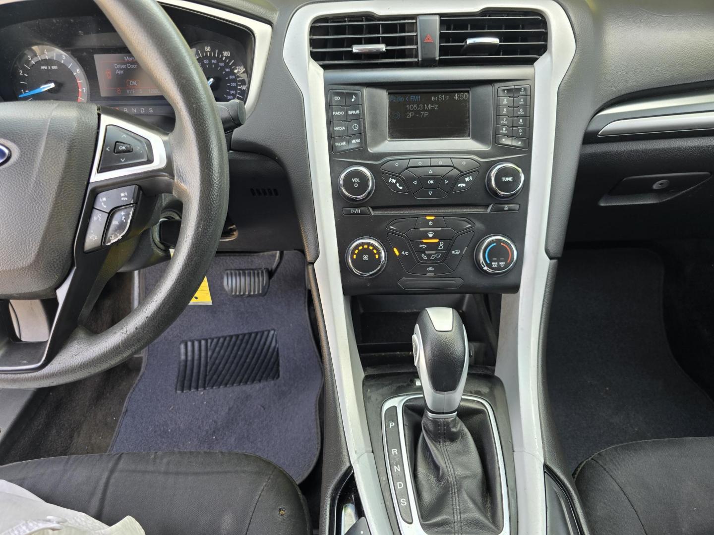 2013 SILVER Ford Fusion SE (3FA6P0H77DR) with an 2.5L L4 DOHC 16V engine, AUTO transmission, located at 2660 S.Garland Avenue, Garland, TX, 75041, (469) 298-3118, 32.885551, -96.655602 - Photo#13