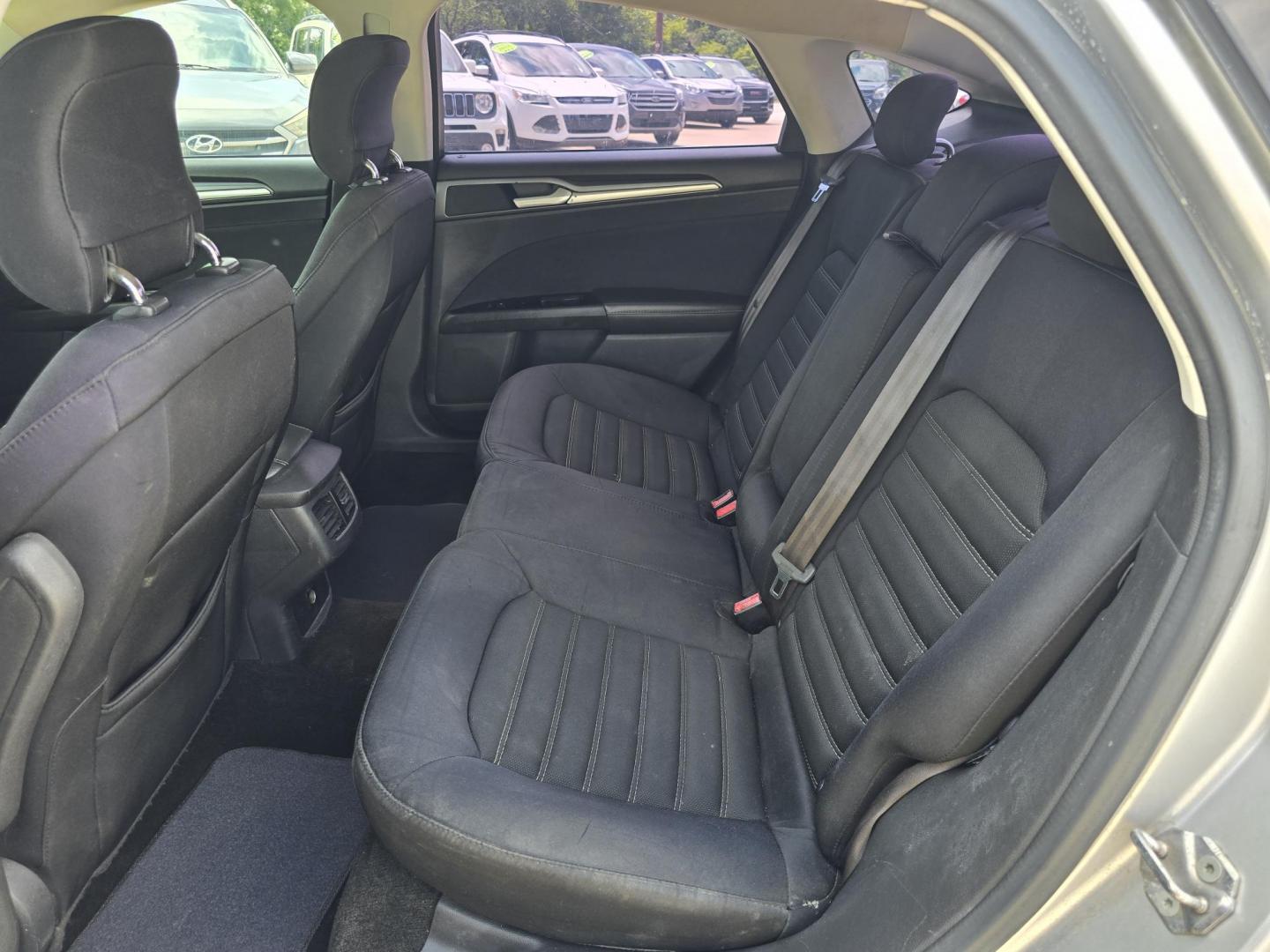 2013 SILVER Ford Fusion SE (3FA6P0H77DR) with an 2.5L L4 DOHC 16V engine, AUTO transmission, located at 2660 S.Garland Avenue, Garland, TX, 75041, (469) 298-3118, 32.885551, -96.655602 - Photo#14