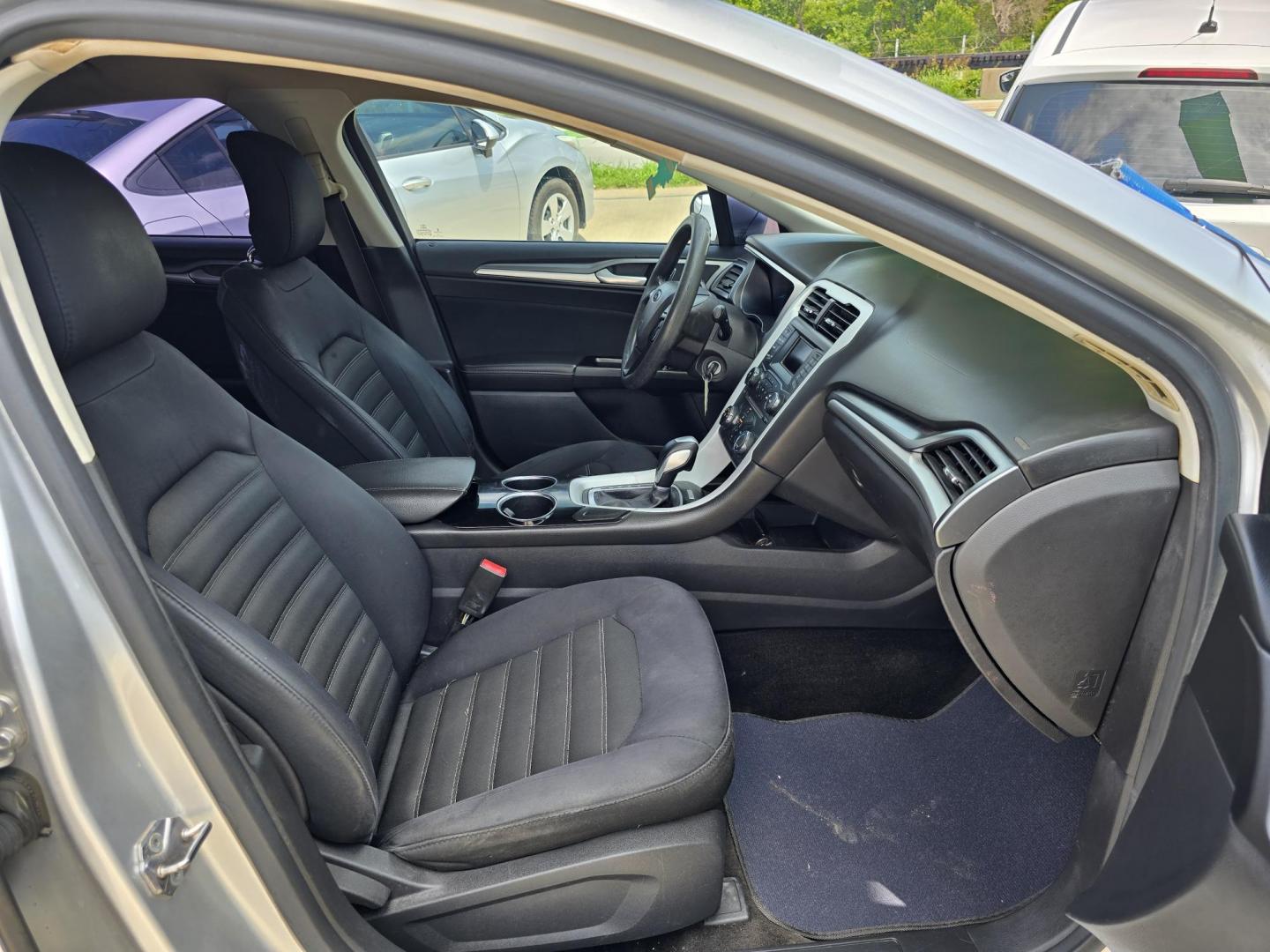 2013 SILVER Ford Fusion SE (3FA6P0H77DR) with an 2.5L L4 DOHC 16V engine, AUTO transmission, located at 2660 S.Garland Avenue, Garland, TX, 75041, (469) 298-3118, 32.885551, -96.655602 - Photo#16