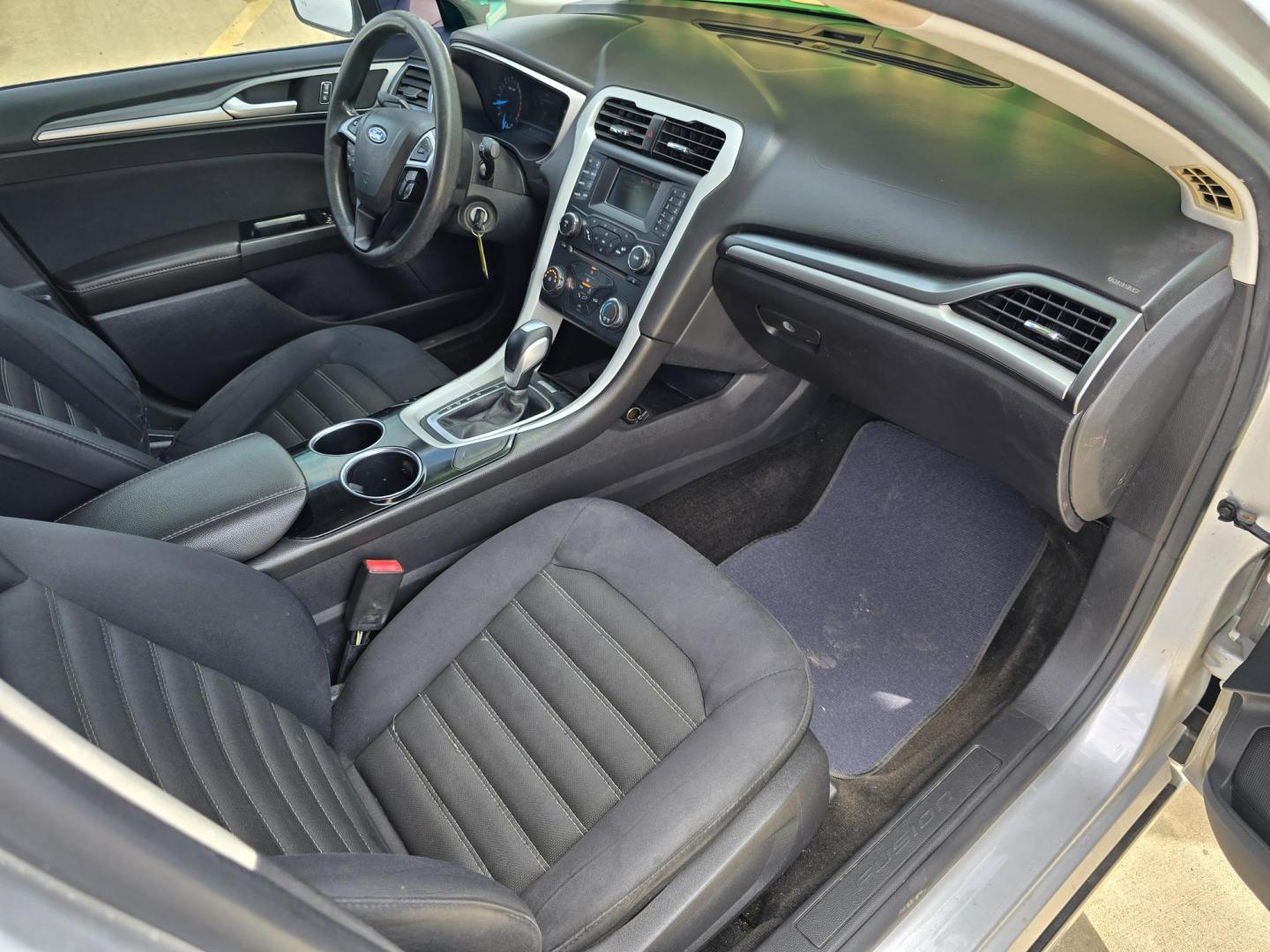 2013 SILVER Ford Fusion SE (3FA6P0H77DR) with an 2.5L L4 DOHC 16V engine, AUTO transmission, located at 2660 S.Garland Avenue, Garland, TX, 75041, (469) 298-3118, 32.885551, -96.655602 - Photo#17