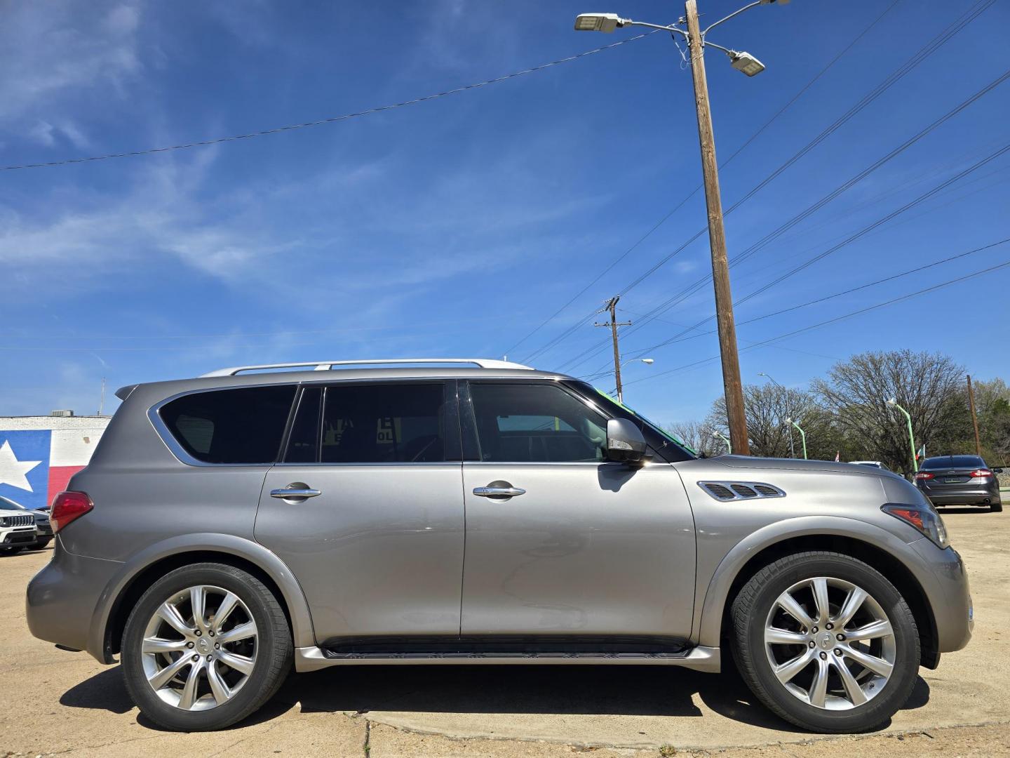 2013 SILVER Infiniti QX56 (JN8AZ2NF2D9) with an 5.6L V8 DOHC 32V engine, 5-Speed Automatic transmission, located at 2660 S.Garland Avenue, Garland, TX, 75041, (469) 298-3118, 32.885551, -96.655602 - Photo#2