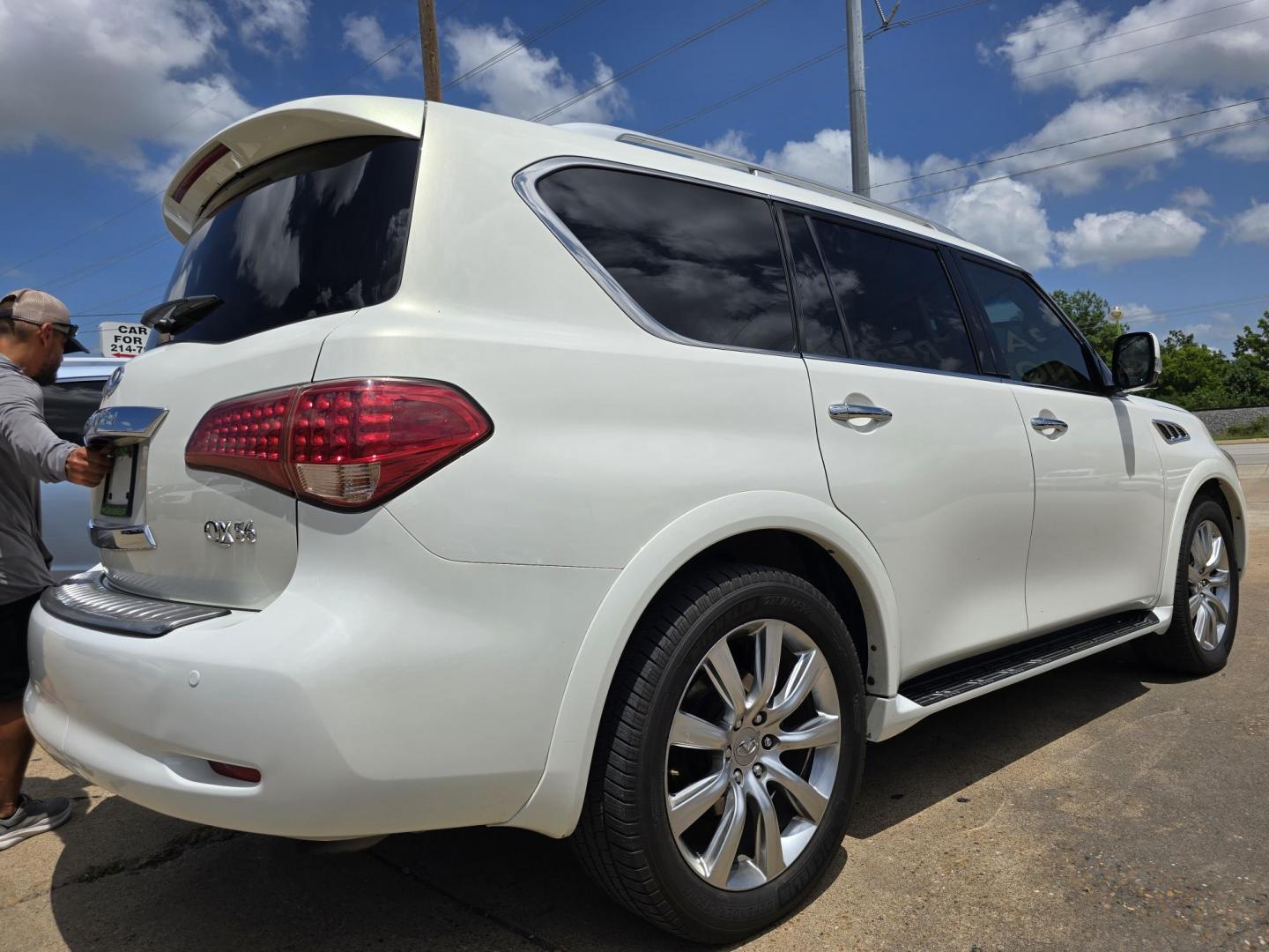 2013 DIAMOND WHITE Infiniti QX56 (JN8AZ2NEXD9) with an 5.6L V8 DOHC 32V engine, 5-Speed Automatic transmission, located at 2660 S.Garland Avenue, Garland, TX, 75041, (469) 298-3118, 32.885551, -96.655602 - Photo#3