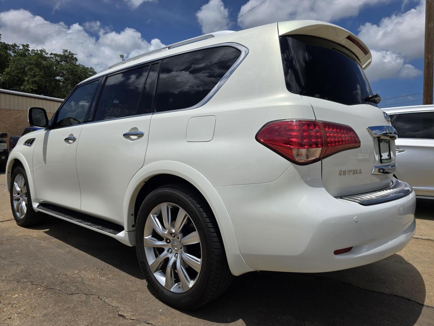 2013 DIAMOND WHITE Infiniti QX56 (JN8AZ2NEXD9) with an 5.6L V8 DOHC 32V engine, 5-Speed Automatic transmission, located at 2660 S.Garland Avenue, Garland, TX, 75041, (469) 298-3118, 32.885551, -96.655602 - Photo#5