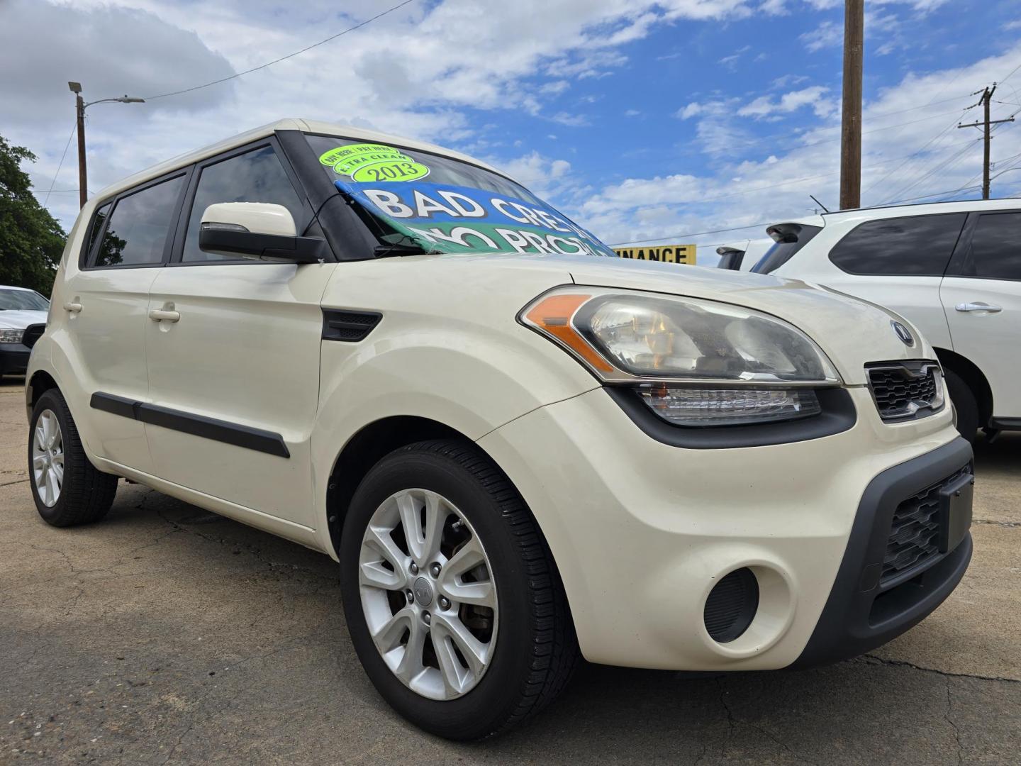 2013 WHITE Kia Soul ! (KNDJT2A62D7) with an 2.0L L4 DOHC 16V engine, AUTO transmission, located at 2660 S.Garland Avenue, Garland, TX, 75041, (469) 298-3118, 32.885551, -96.655602 - Photo#1