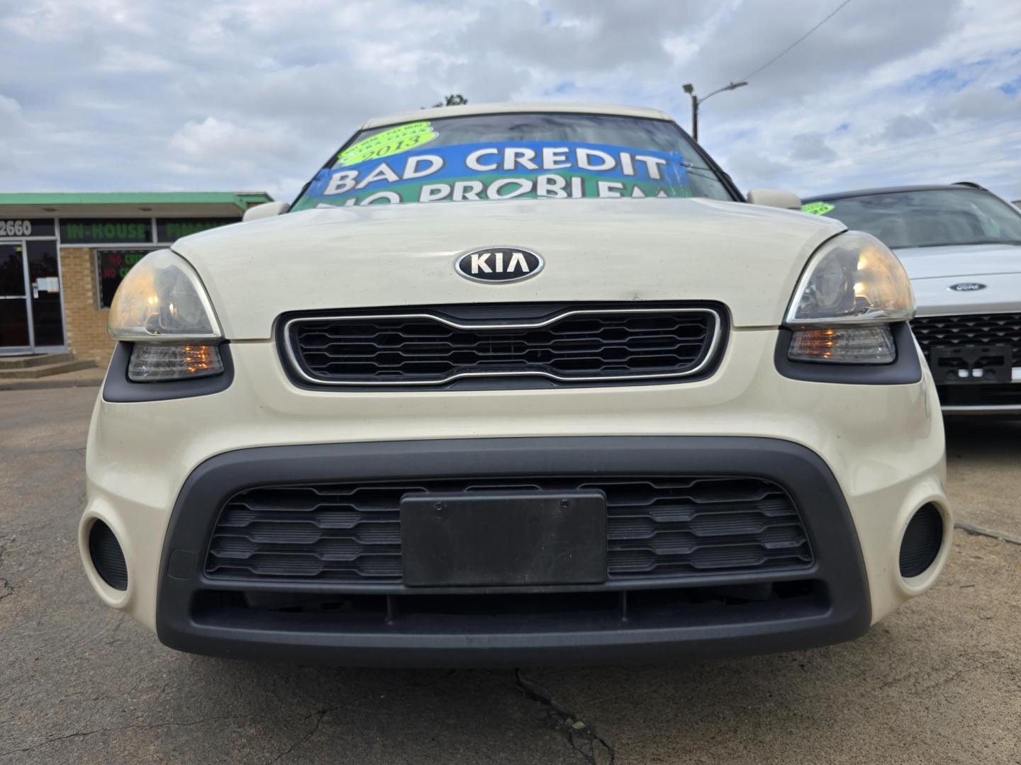2013 WHITE Kia Soul ! (KNDJT2A62D7) with an 2.0L L4 DOHC 16V engine, AUTO transmission, located at 2660 S.Garland Avenue, Garland, TX, 75041, (469) 298-3118, 32.885551, -96.655602 - Photo#9