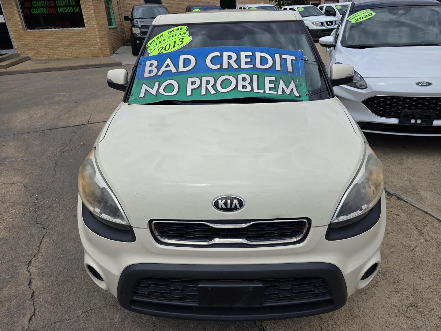 2013 WHITE Kia Soul ! (KNDJT2A62D7) with an 2.0L L4 DOHC 16V engine, AUTO transmission, located at 2660 S.Garland Avenue, Garland, TX, 75041, (469) 298-3118, 32.885551, -96.655602 - Photo#8