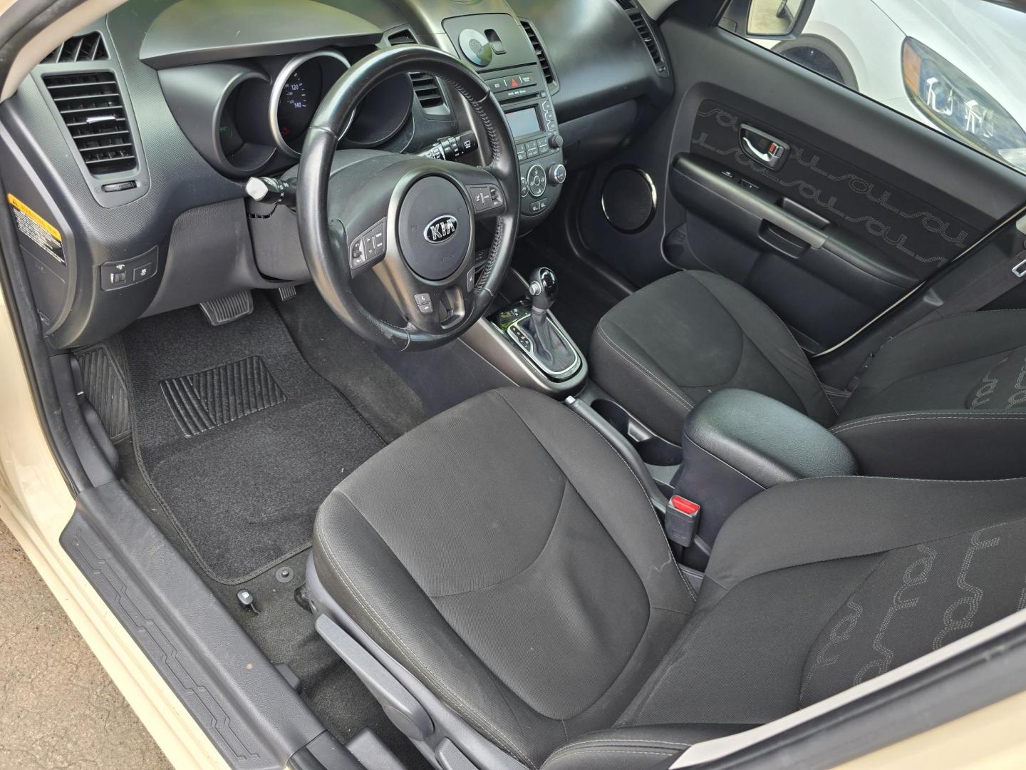 2013 WHITE Kia Soul ! (KNDJT2A62D7) with an 2.0L L4 DOHC 16V engine, AUTO transmission, located at 2660 S.Garland Avenue, Garland, TX, 75041, (469) 298-3118, 32.885551, -96.655602 - Photo#10