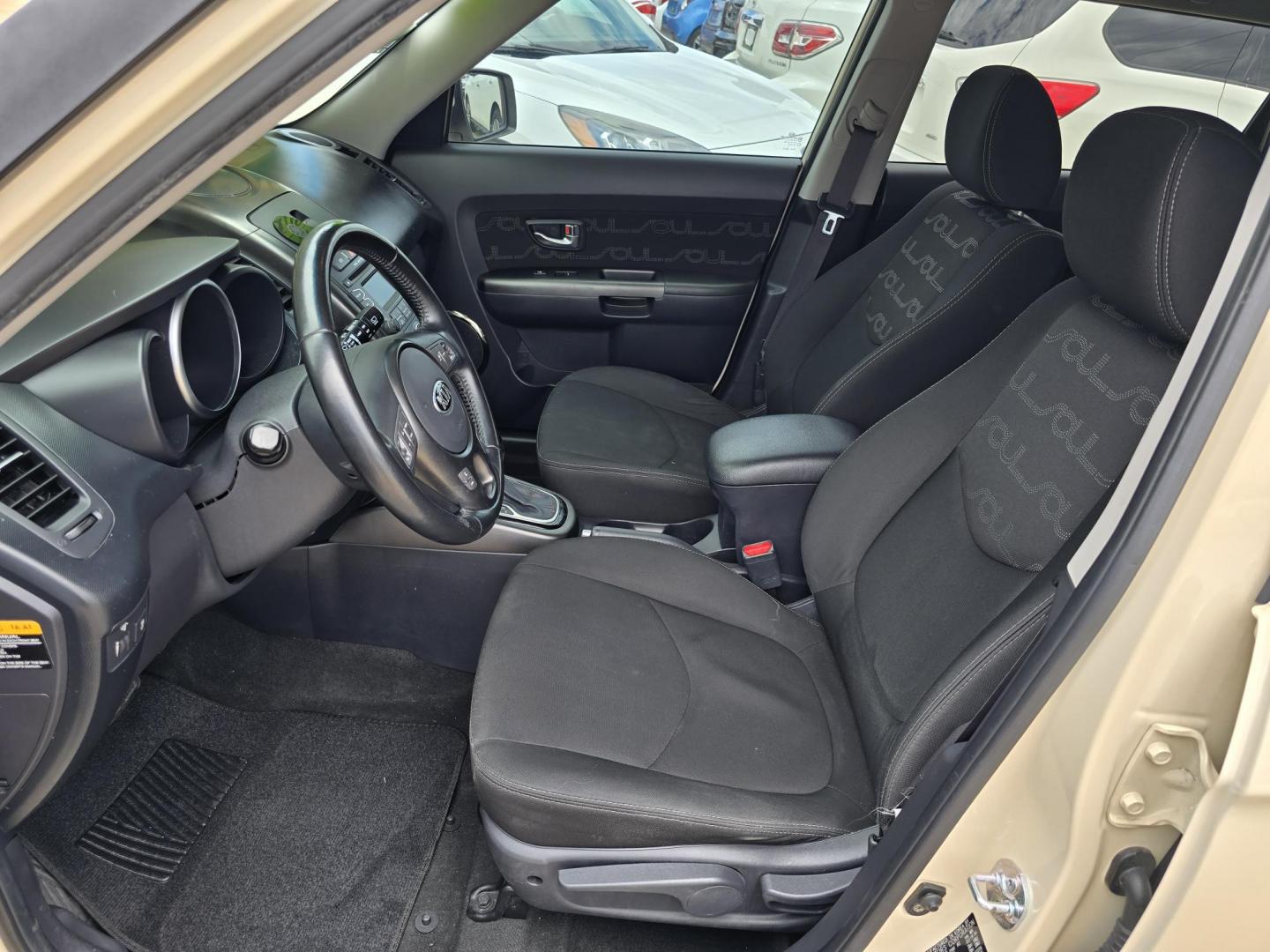 2013 WHITE Kia Soul ! (KNDJT2A62D7) with an 2.0L L4 DOHC 16V engine, AUTO transmission, located at 2660 S.Garland Avenue, Garland, TX, 75041, (469) 298-3118, 32.885551, -96.655602 - Photo#11
