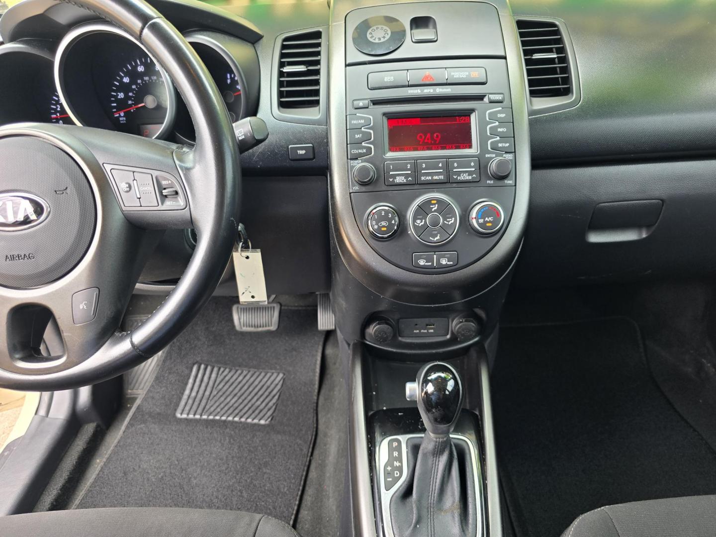 2013 WHITE Kia Soul ! (KNDJT2A62D7) with an 2.0L L4 DOHC 16V engine, AUTO transmission, located at 2660 S.Garland Avenue, Garland, TX, 75041, (469) 298-3118, 32.885551, -96.655602 - Photo#13
