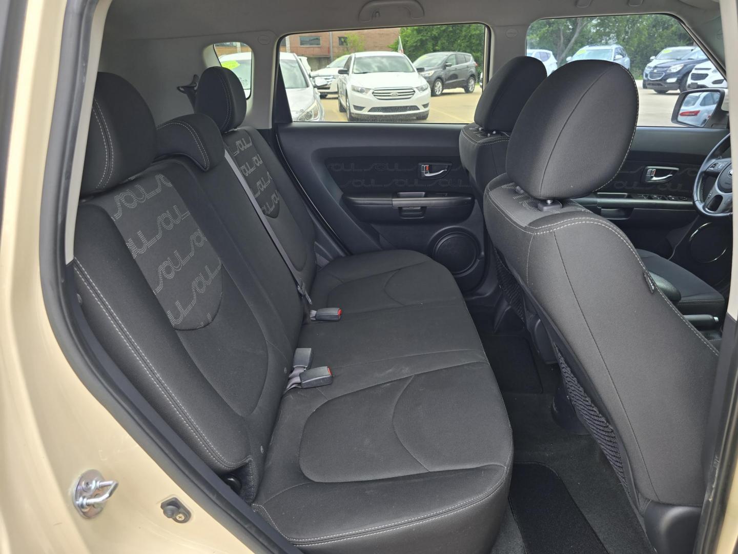 2013 WHITE Kia Soul ! (KNDJT2A62D7) with an 2.0L L4 DOHC 16V engine, AUTO transmission, located at 2660 S.Garland Avenue, Garland, TX, 75041, (469) 298-3118, 32.885551, -96.655602 - Photo#16