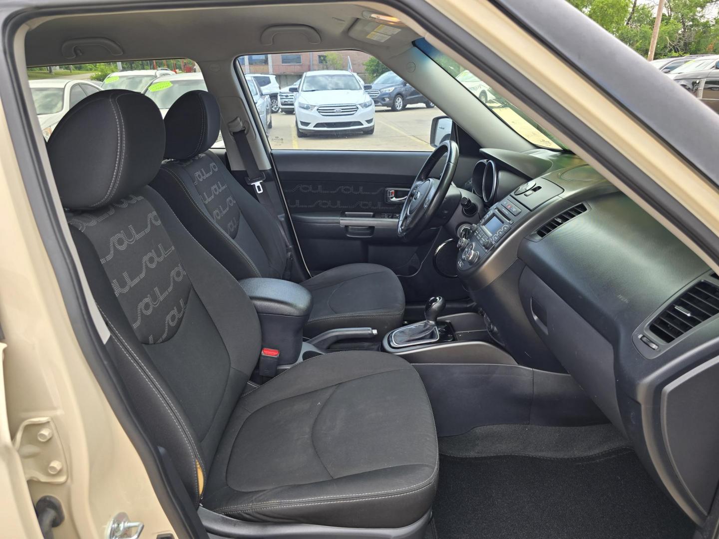 2013 WHITE Kia Soul ! (KNDJT2A62D7) with an 2.0L L4 DOHC 16V engine, AUTO transmission, located at 2660 S.Garland Avenue, Garland, TX, 75041, (469) 298-3118, 32.885551, -96.655602 - Photo#17