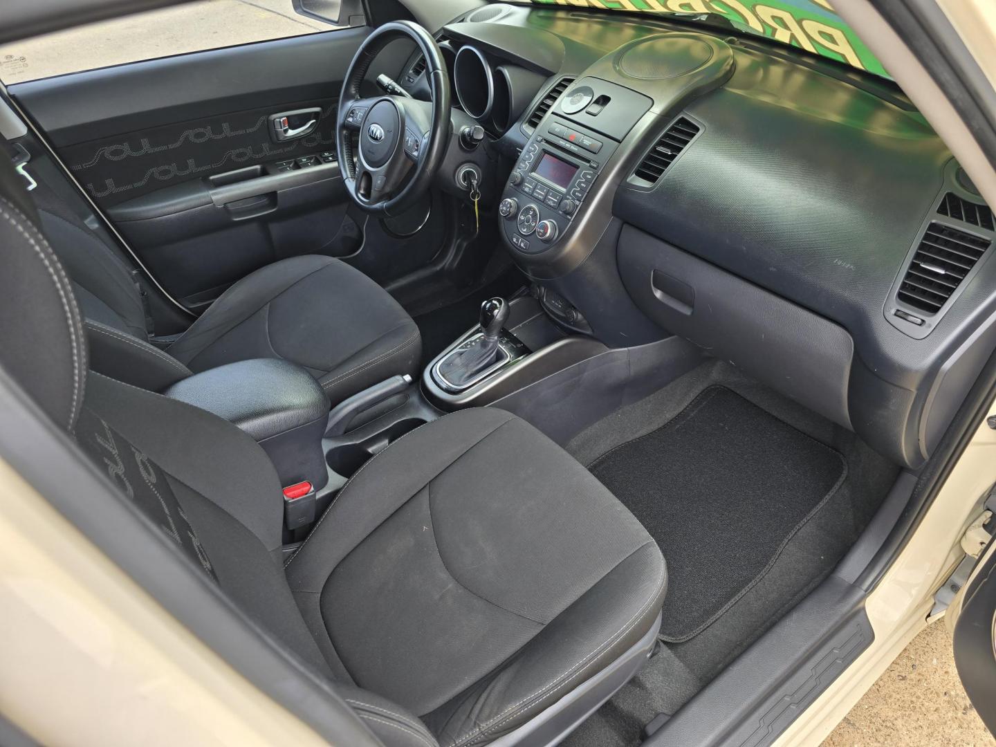 2013 WHITE Kia Soul ! (KNDJT2A62D7) with an 2.0L L4 DOHC 16V engine, AUTO transmission, located at 2660 S.Garland Avenue, Garland, TX, 75041, (469) 298-3118, 32.885551, -96.655602 - Photo#18