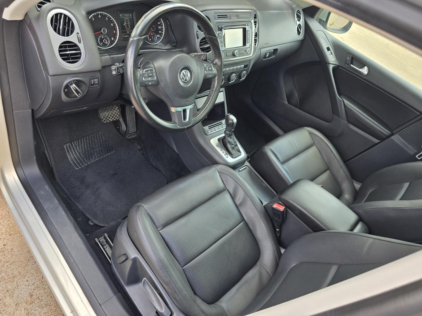 2013 SILVER /BLACK Volkswagen Tiguan S (WVGAV3AX2DW) with an 2.0L L4 DOHC 16V TURBO engine, AUTO transmission, located at 2660 S.Garland Avenue, Garland, TX, 75041, (469) 298-3118, 32.885551, -96.655602 - Photo#10