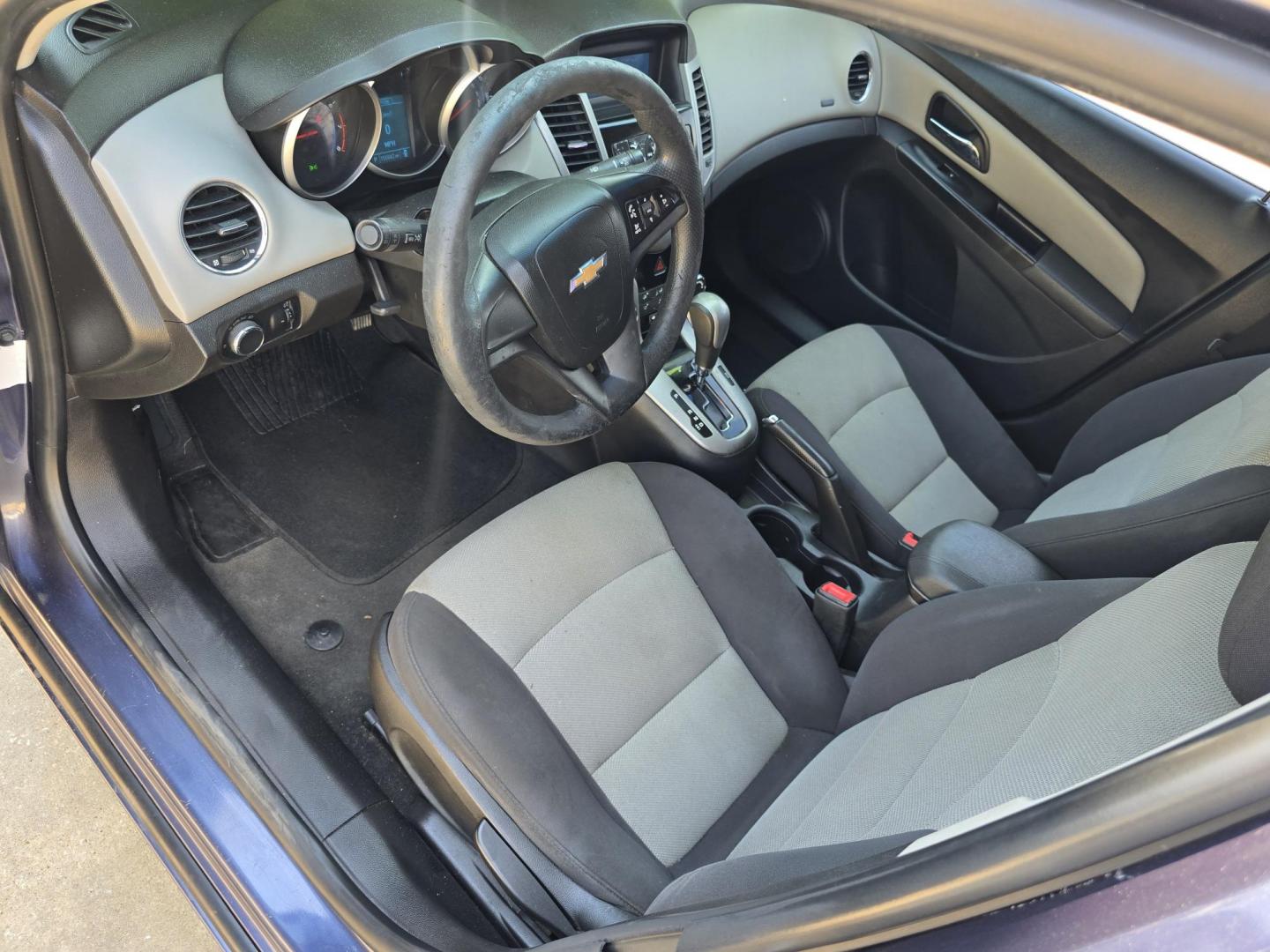 2014 BLUE /GRAY CHEVROLET CRUZE LS LS (1G1PA5SH7E7) , AUTO transmission, located at 2660 S.Garland Avenue, Garland, TX, 75041, (469) 298-3118, 32.885551, -96.655602 - Welcome to DallasAutos4Less, one of the Premier BUY HERE PAY HERE Dealers in the North Dallas Area. We specialize in financing to people with NO CREDIT or BAD CREDIT. We need proof of income, proof of residence, and a ID. Come buy your new car from us today!! This is a very clean 2014 CHEVY CRUZE - Photo#10