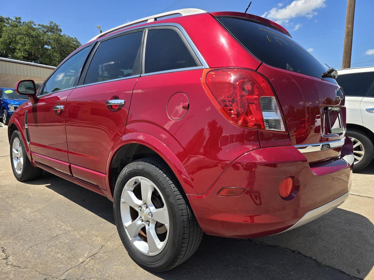 2014 RED /BLACK Chevrolet Captiva Sport LTZ (3GNAL4EK8ES) with an 2.4L L4 DOHC 16V FFV engine, 6-Speed Automatic transmission, located at 2660 S.Garland Avenue, Garland, TX, 75041, (469) 298-3118, 32.885551, -96.655602 - Welcome to DallasAutos4Less, one of the Premier BUY HERE PAY HERE Dealers in the North Dallas Area. We specialize in financing to people with NO CREDIT or BAD CREDIT. We need proof of income, proof of residence, and a ID. Come buy your new car from us today!! This is a Loaded 2014 CHEVY CAPTIVA L - Photo#5