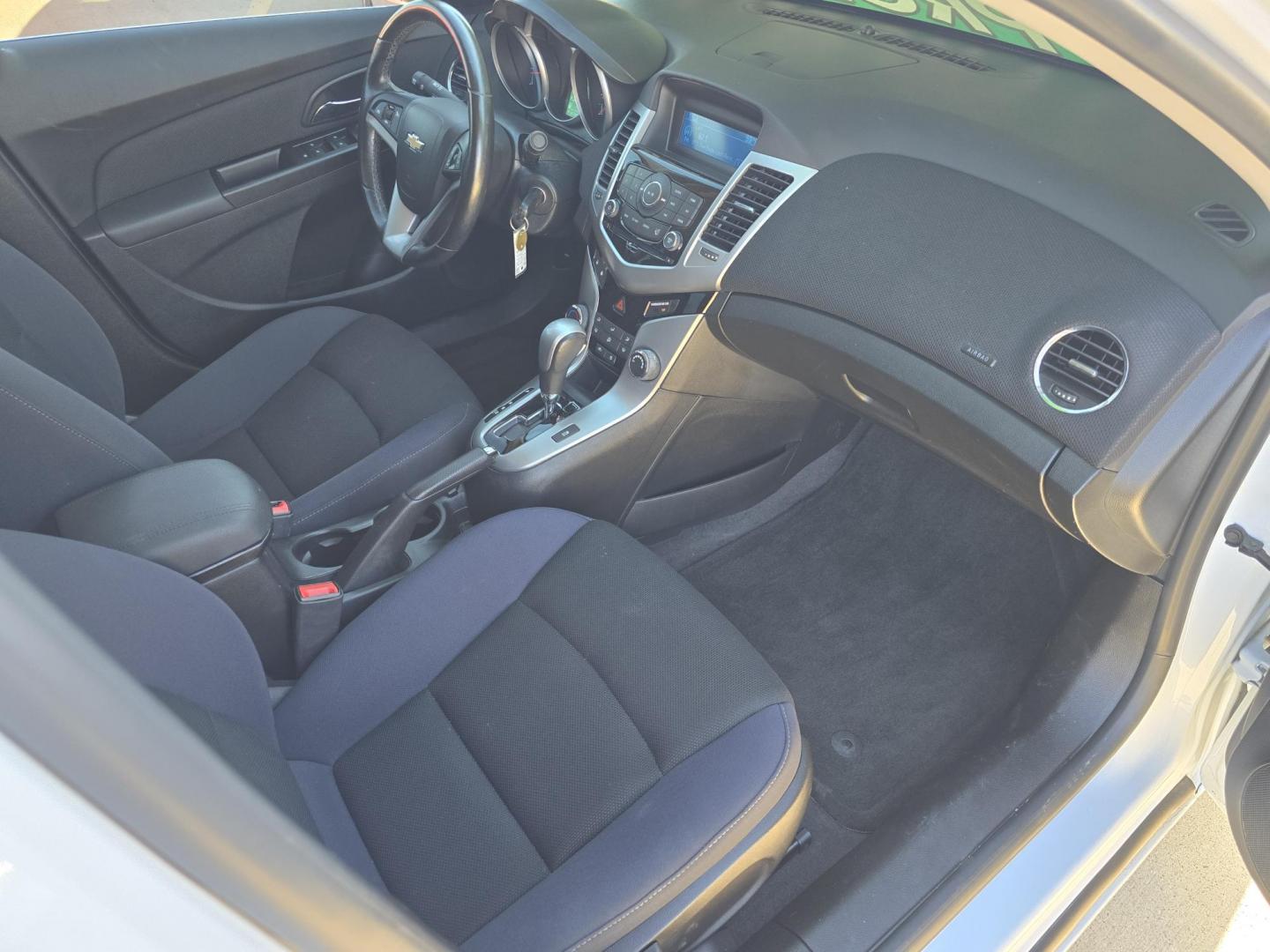 2014 WHITE Chevrolet Cruze LT (1G1PC5SB9E7) with an 1.4L L4 DOHC 16V TURBO engine, 6-Speed Automatic transmission, located at 2660 S.Garland Avenue, Garland, TX, 75041, (469) 298-3118, 32.885551, -96.655602 - Photo#17