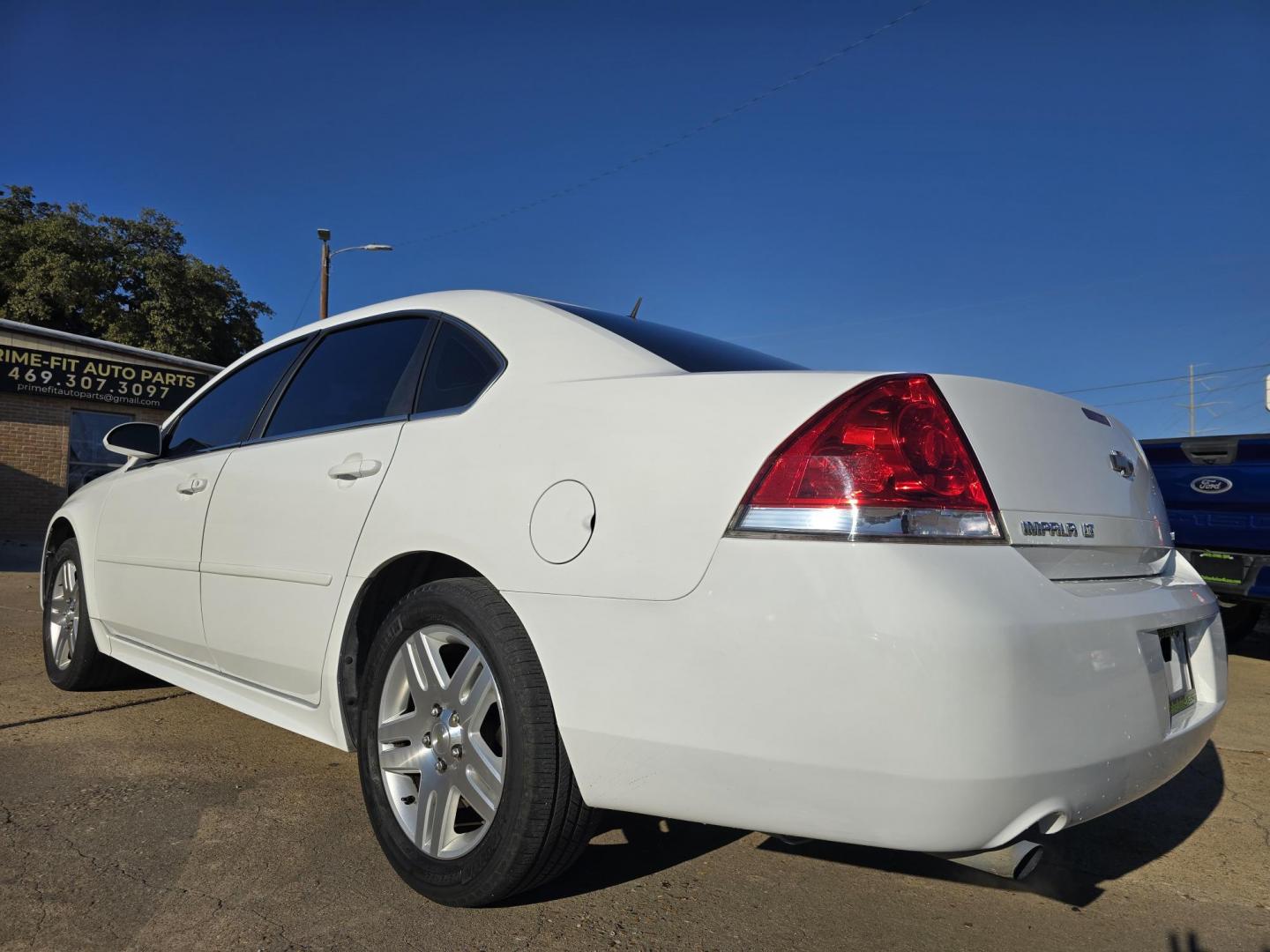 2014 WHITE Chevrolet Impala LT (2G1WB5E36E1) with an 3.6L V6 DOHC 16V FFV engine, 6-Speed Automatic transmission, located at 2660 S.Garland Avenue, Garland, TX, 75041, (469) 298-3118, 32.885551, -96.655602 - Photo#5