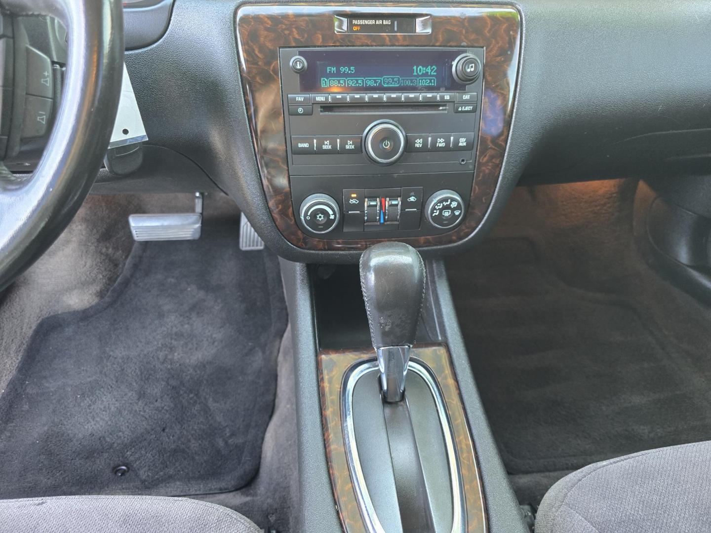 2014 WHITE Chevrolet Impala LT (2G1WB5E36E1) with an 3.6L V6 DOHC 16V FFV engine, 6-Speed Automatic transmission, located at 2660 S.Garland Avenue, Garland, TX, 75041, (469) 298-3118, 32.885551, -96.655602 - Photo#13