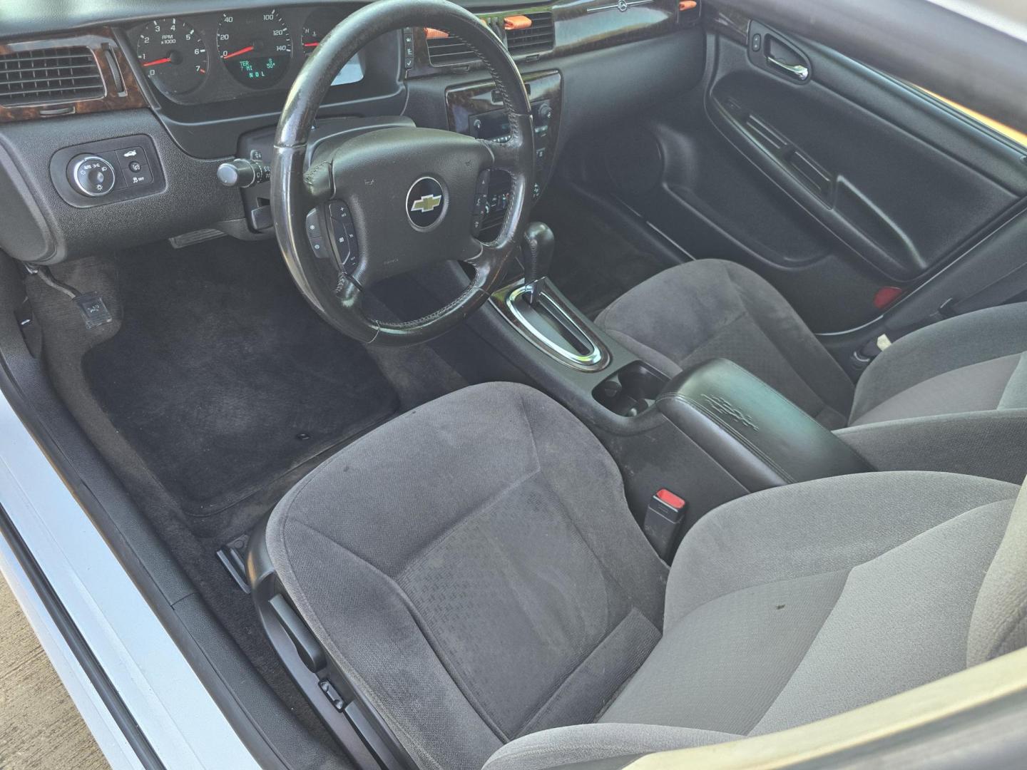 2014 WHITE Chevrolet Impala LT (2G1WB5E36E1) with an 3.6L V6 DOHC 16V FFV engine, 6-Speed Automatic transmission, located at 2660 S.Garland Avenue, Garland, TX, 75041, (469) 298-3118, 32.885551, -96.655602 - Photo#10