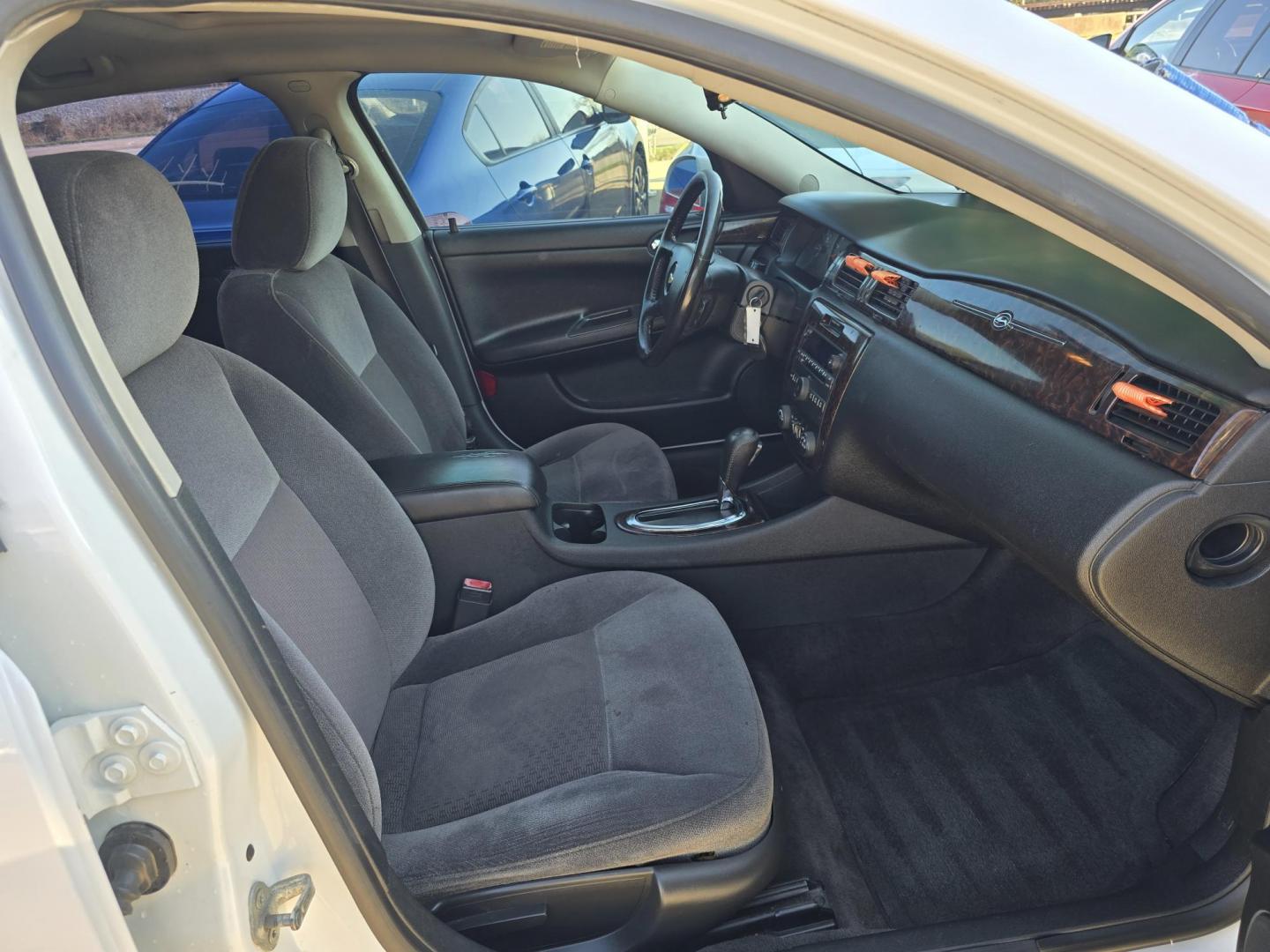 2014 WHITE Chevrolet Impala LT (2G1WB5E36E1) with an 3.6L V6 DOHC 16V FFV engine, 6-Speed Automatic transmission, located at 2660 S.Garland Avenue, Garland, TX, 75041, (469) 298-3118, 32.885551, -96.655602 - Photo#17