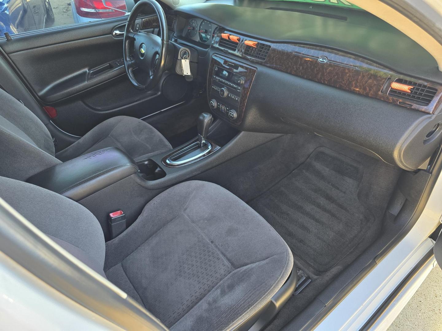 2014 WHITE Chevrolet Impala LT (2G1WB5E36E1) with an 3.6L V6 DOHC 16V FFV engine, 6-Speed Automatic transmission, located at 2660 S.Garland Avenue, Garland, TX, 75041, (469) 298-3118, 32.885551, -96.655602 - Photo#18