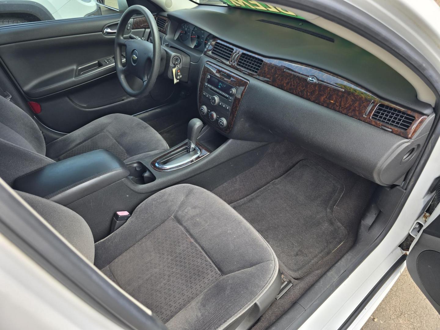 2014 WHITE Chevrolet Impala LS (2G1WA5E38E1) with an 3.6L V6 DOHC 16V FFV engine, 6-Speed Automatic transmission, located at 2660 S.Garland Avenue, Garland, TX, 75041, (469) 298-3118, 32.885551, -96.655602 - Photo#17