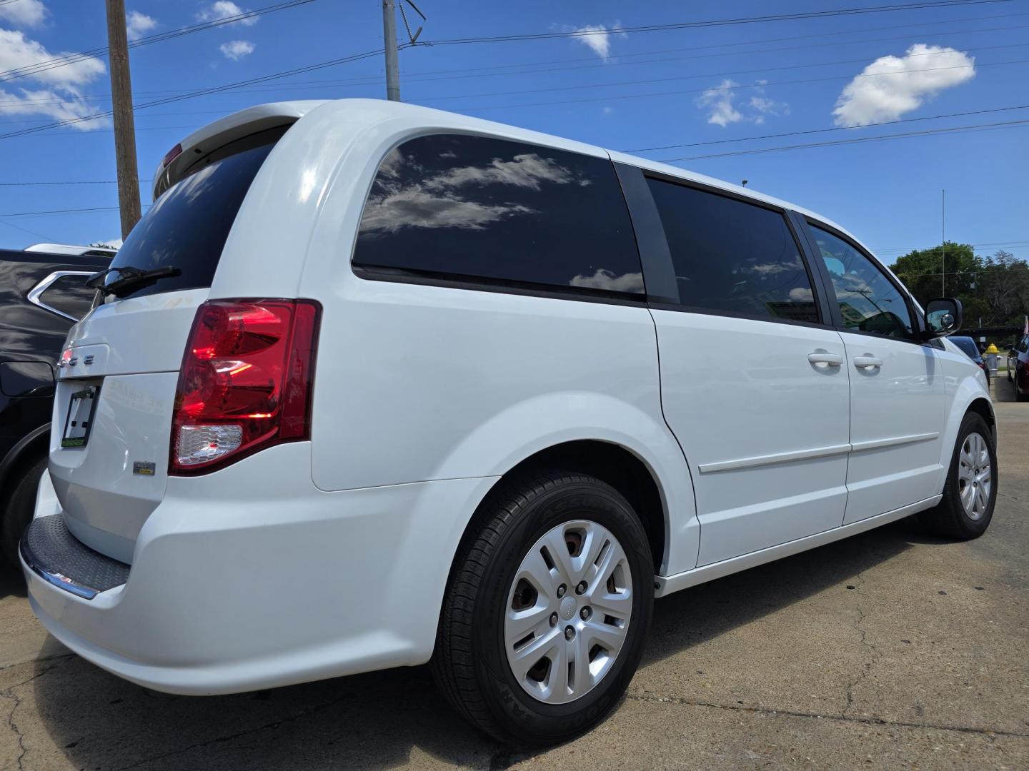 2014 WHITE Dodge Grand Caravan SE (2C4RDGBG9ER) with an 3.6L V6 DOHC 24V engine, 6-Speed Automatic transmission, located at 2660 S.Garland Avenue, Garland, TX, 75041, (469) 298-3118, 32.885551, -96.655602 - Photo#3