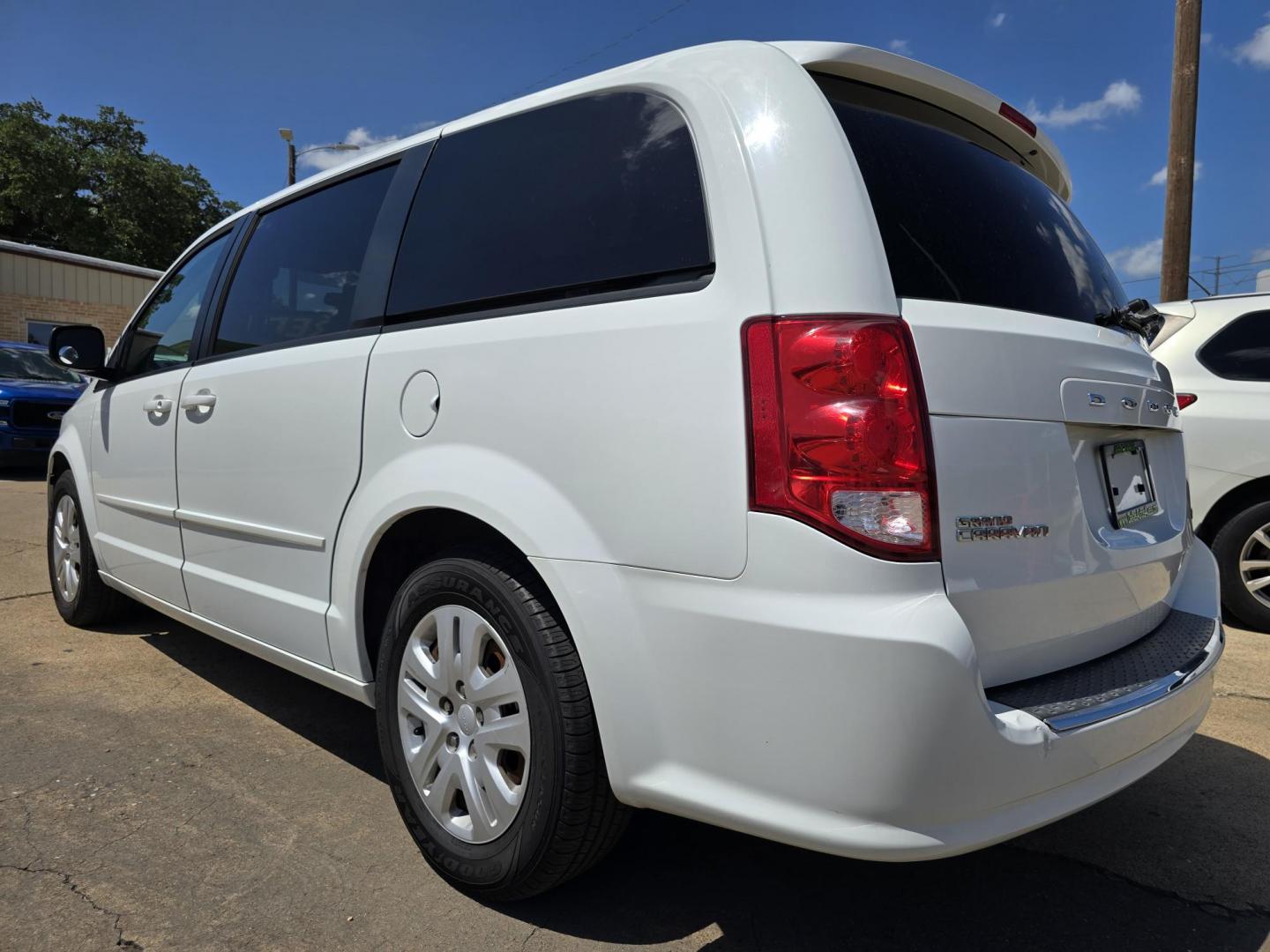 2014 WHITE Dodge Grand Caravan SE (2C4RDGBG9ER) with an 3.6L V6 DOHC 24V engine, 6-Speed Automatic transmission, located at 2660 S.Garland Avenue, Garland, TX, 75041, (469) 298-3118, 32.885551, -96.655602 - Photo#5