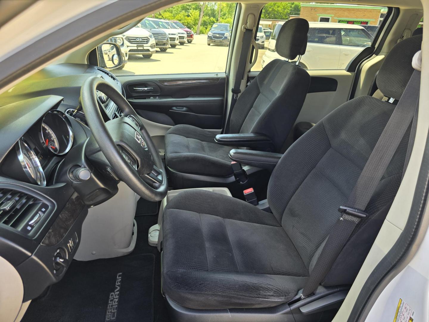 2014 WHITE Dodge Grand Caravan SE (2C4RDGBG9ER) with an 3.6L V6 DOHC 24V engine, 6-Speed Automatic transmission, located at 2660 S.Garland Avenue, Garland, TX, 75041, (469) 298-3118, 32.885551, -96.655602 - Photo#11