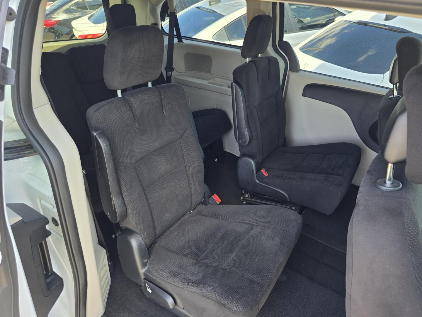 2014 WHITE Dodge Grand Caravan SE (2C4RDGBG9ER) with an 3.6L V6 DOHC 24V engine, 6-Speed Automatic transmission, located at 2660 S.Garland Avenue, Garland, TX, 75041, (469) 298-3118, 32.885551, -96.655602 - Photo#18