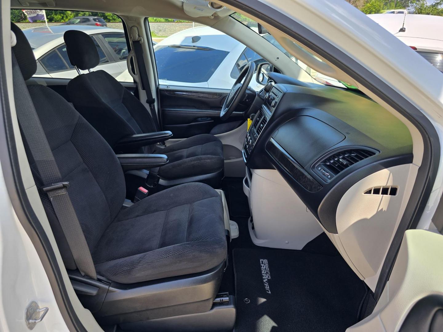 2014 WHITE Dodge Grand Caravan SE (2C4RDGBG9ER) with an 3.6L V6 DOHC 24V engine, 6-Speed Automatic transmission, located at 2660 S.Garland Avenue, Garland, TX, 75041, (469) 298-3118, 32.885551, -96.655602 - Photo#19