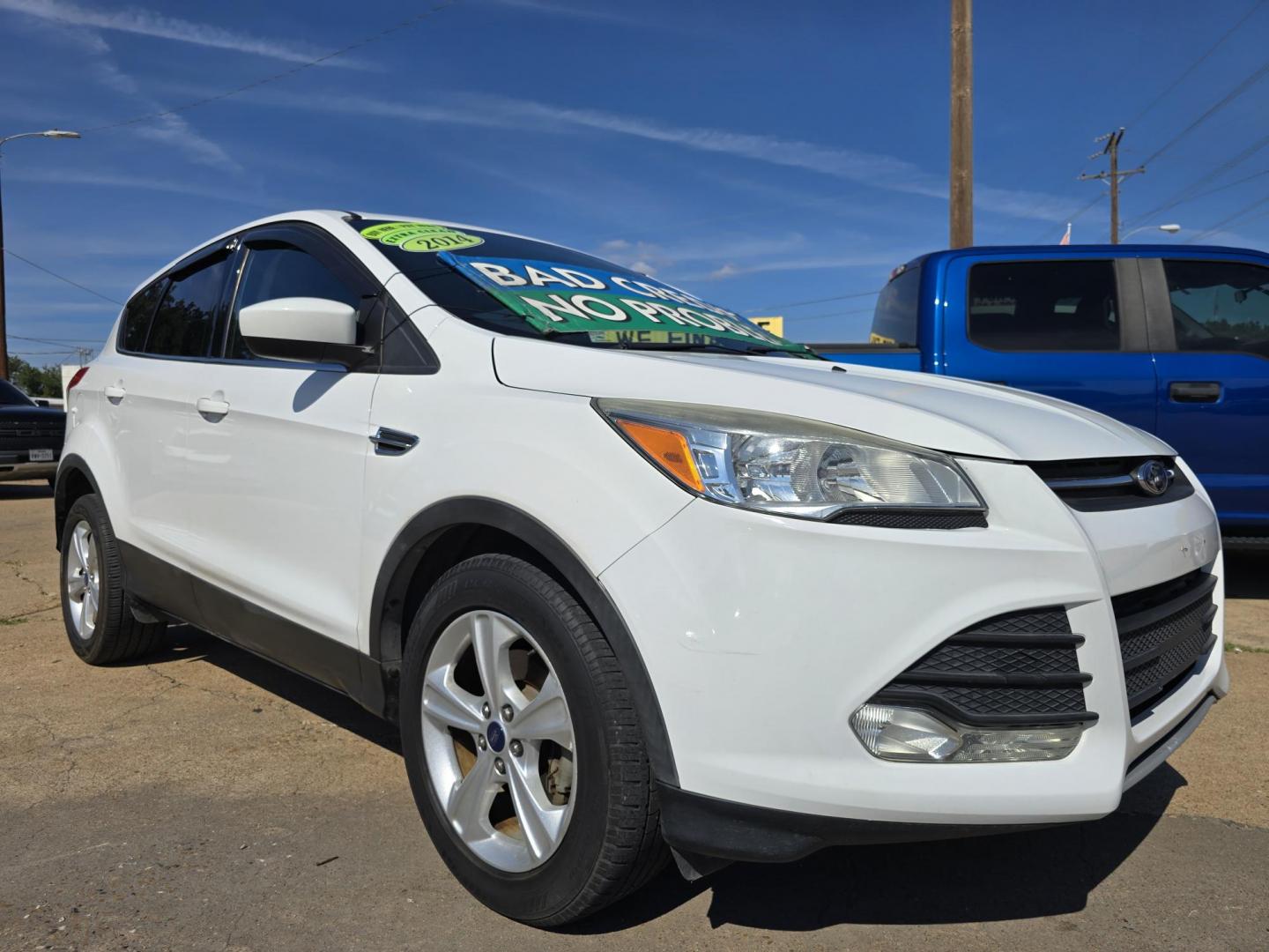 2014 WHITE Ford Escape SE (1FMCU0GX6EU) with an 1.6L L4 DOHC 16V engine, 6-Speed Automatic transmission, located at 2660 S.Garland Avenue, Garland, TX, 75041, (469) 298-3118, 32.885551, -96.655602 - Photo#1