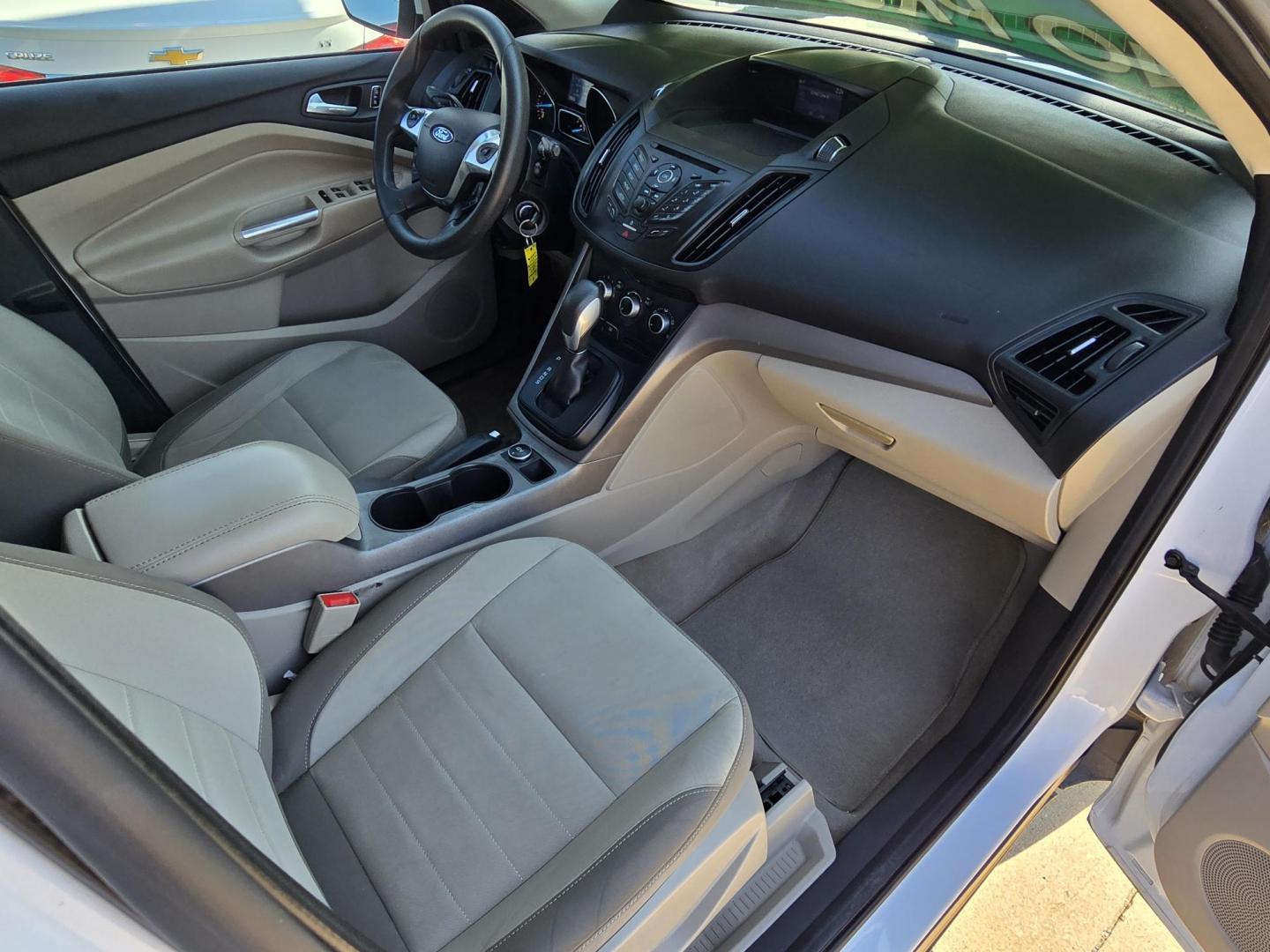 2014 WHITE Ford Escape SE (1FMCU0GX6EU) with an 1.6L L4 DOHC 16V engine, 6-Speed Automatic transmission, located at 2660 S.Garland Avenue, Garland, TX, 75041, (469) 298-3118, 32.885551, -96.655602 - Photo#19