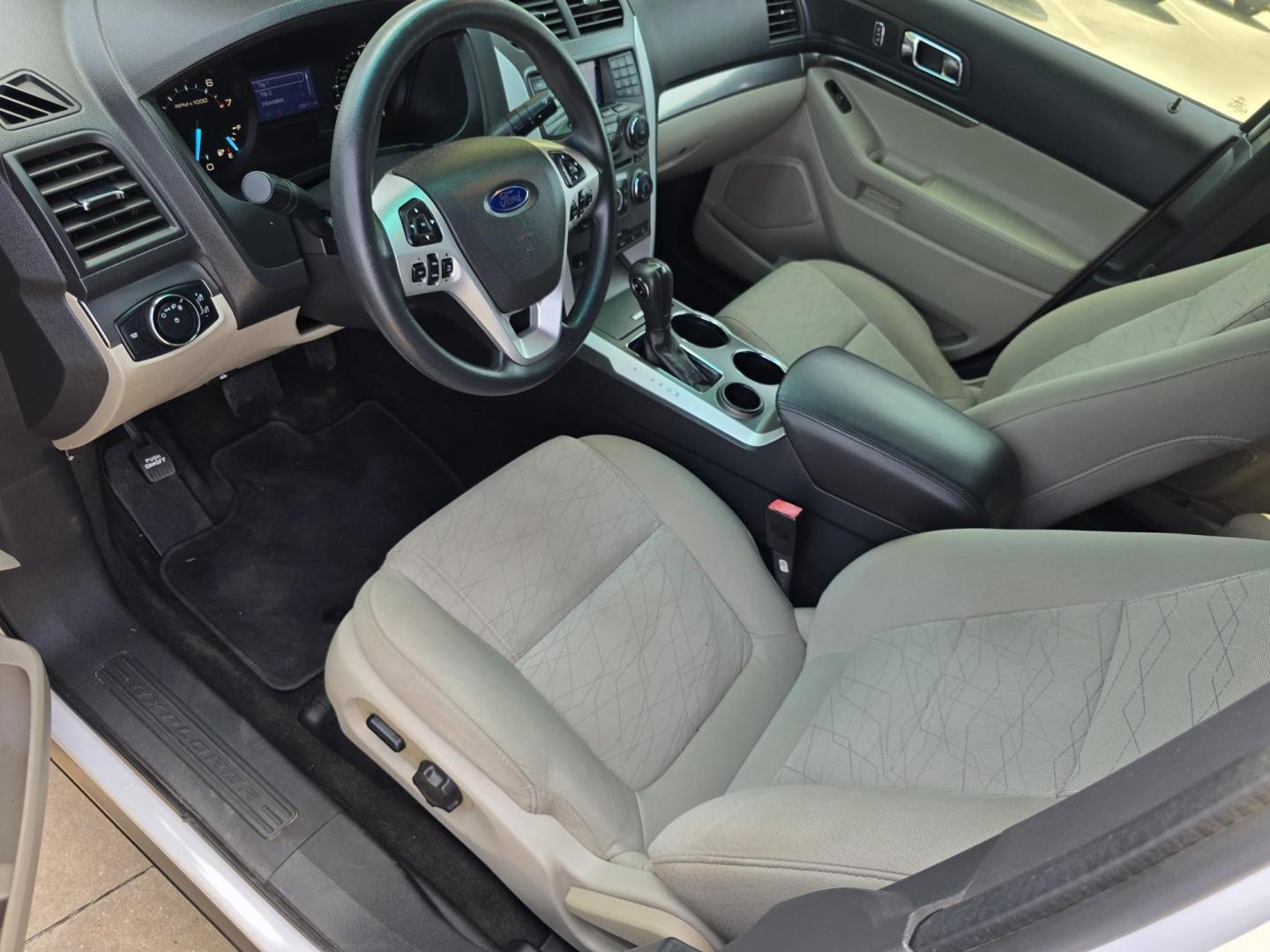 2014 WHITE Ford Explorer (1FM5K7B89EG) with an 3.5L V6 DOHC 24V engine, 6-Speed Automatic transmission, located at 2660 S.Garland Avenue, Garland, TX, 75041, (469) 298-3118, 32.885551, -96.655602 - Photo#10
