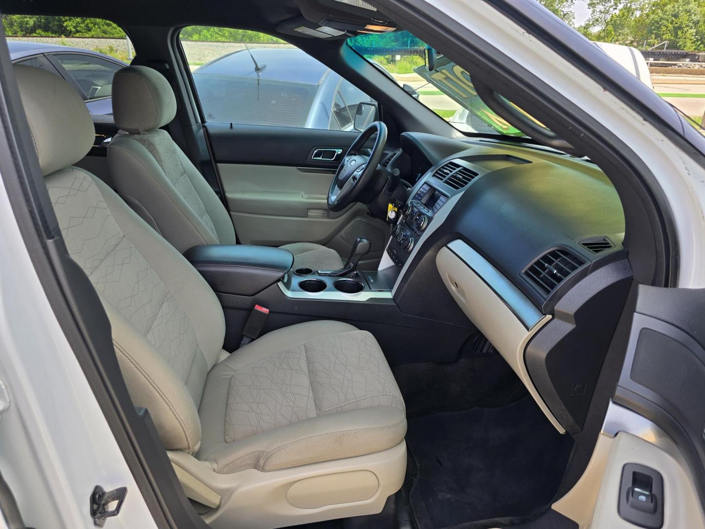2014 WHITE Ford Explorer (1FM5K7B89EG) with an 3.5L V6 DOHC 24V engine, 6-Speed Automatic transmission, located at 2660 S.Garland Avenue, Garland, TX, 75041, (469) 298-3118, 32.885551, -96.655602 - Photo#16