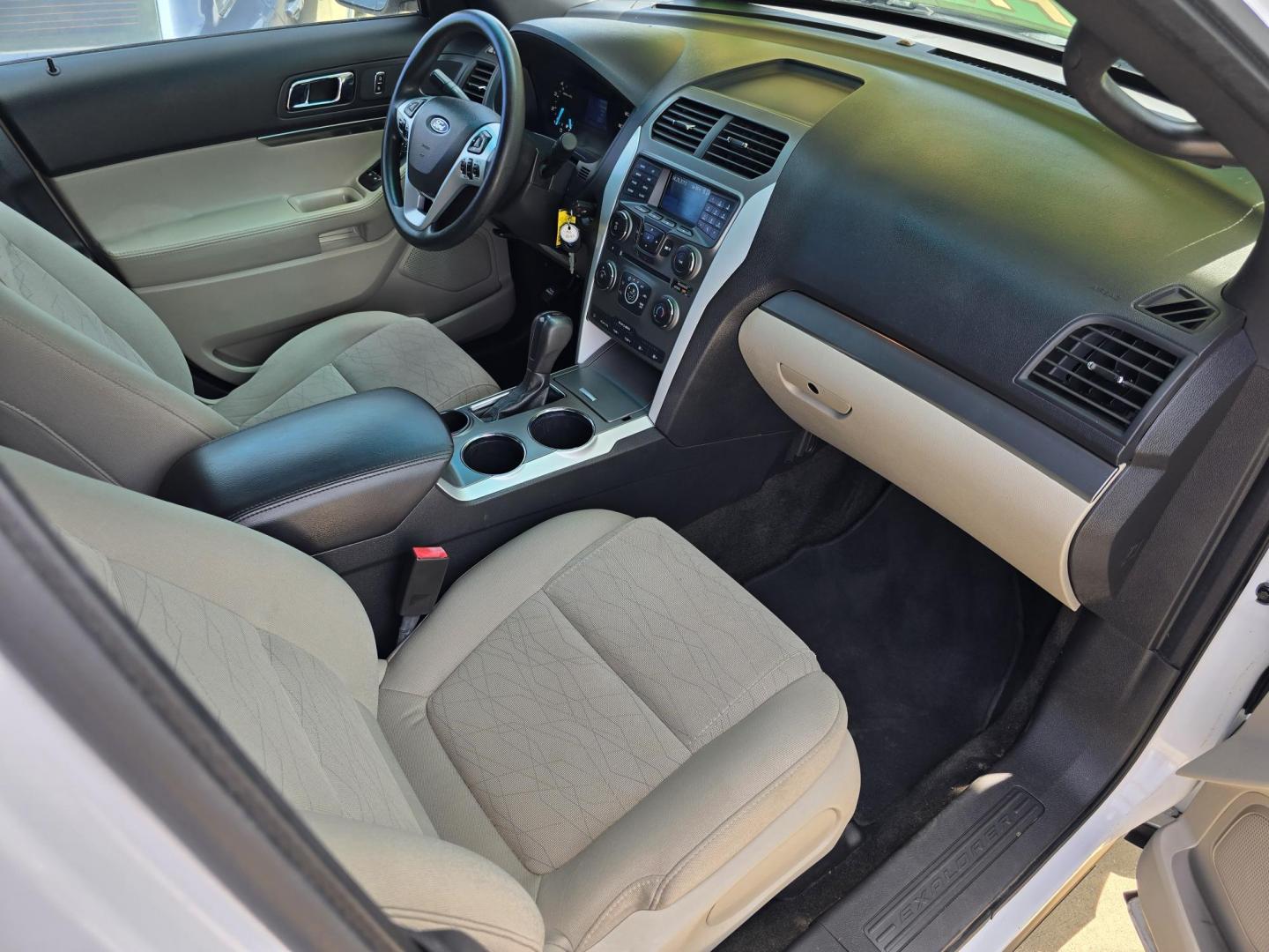 2014 WHITE Ford Explorer (1FM5K7B89EG) with an 3.5L V6 DOHC 24V engine, 6-Speed Automatic transmission, located at 2660 S.Garland Avenue, Garland, TX, 75041, (469) 298-3118, 32.885551, -96.655602 - Photo#17