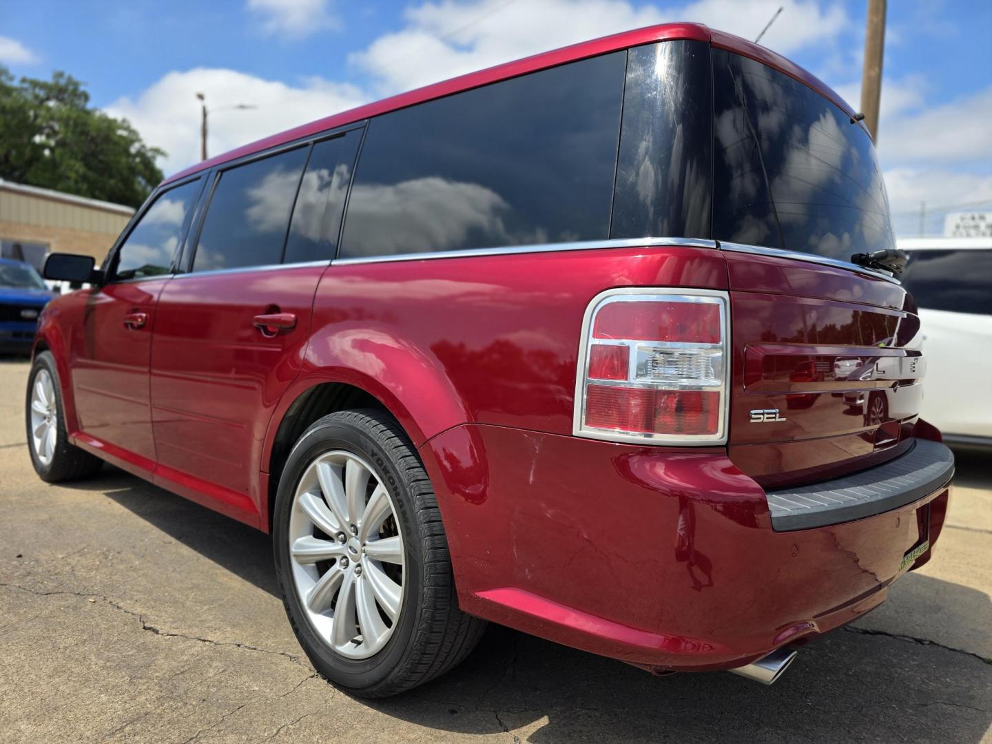 2014 RED Ford Flex SEL (2FMGK5C84EB) with an 3.5L V6 DOHC 24V engine, 6-Speed Automatic Overdrive transmission, located at 2660 S.Garland Avenue, Garland, TX, 75041, (469) 298-3118, 32.885551, -96.655602 - Photo#5