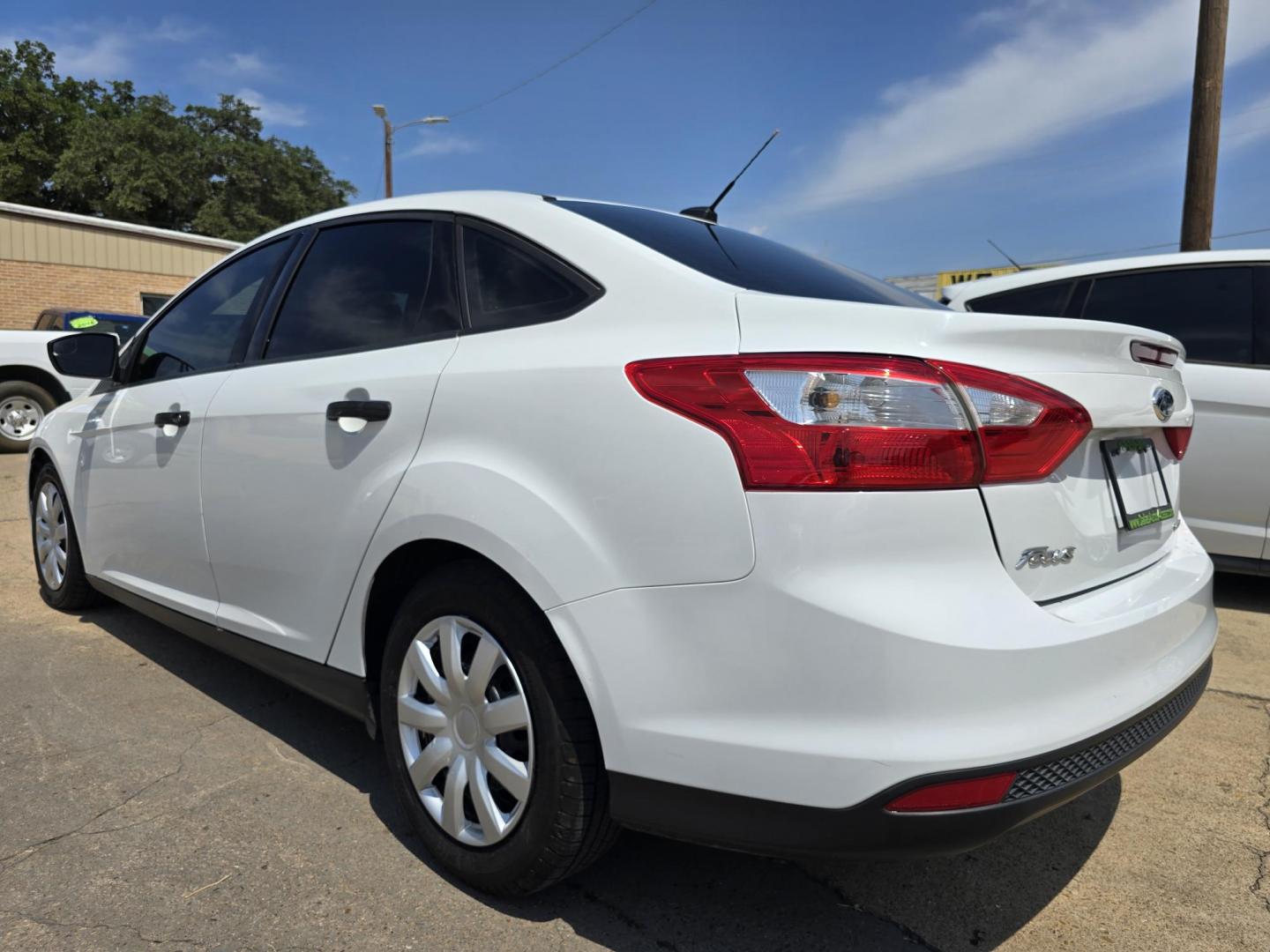 2014 WHITE Ford Focus S (1FADP3E24EL) with an 2.0L L4 DOHC 16V engine, AUTO transmission, located at 2660 S.Garland Avenue, Garland, TX, 75041, (469) 298-3118, 32.885551, -96.655602 - Photo#5
