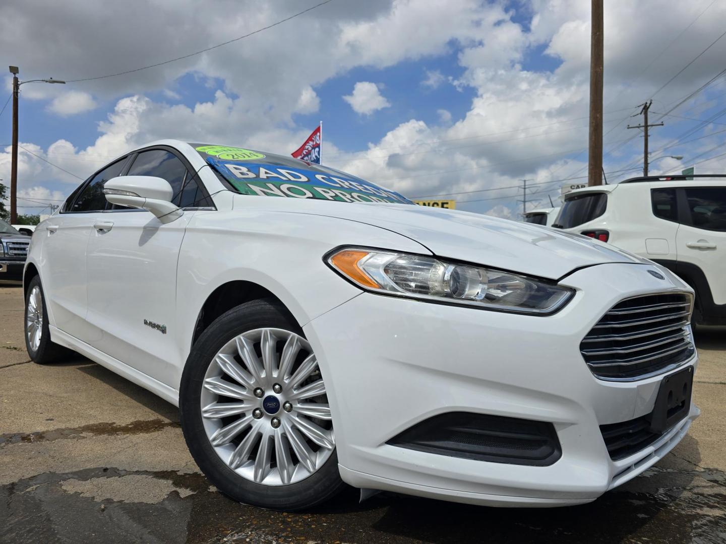 2014 WHITE Ford Fusion Hybrid SE (3FA6P0LU9ER) with an 2.0L L4 DOHC 16V HYBRID engine, CVT transmission, located at 2660 S.Garland Avenue, Garland, TX, 75041, (469) 298-3118, 32.885551, -96.655602 - Photo#0