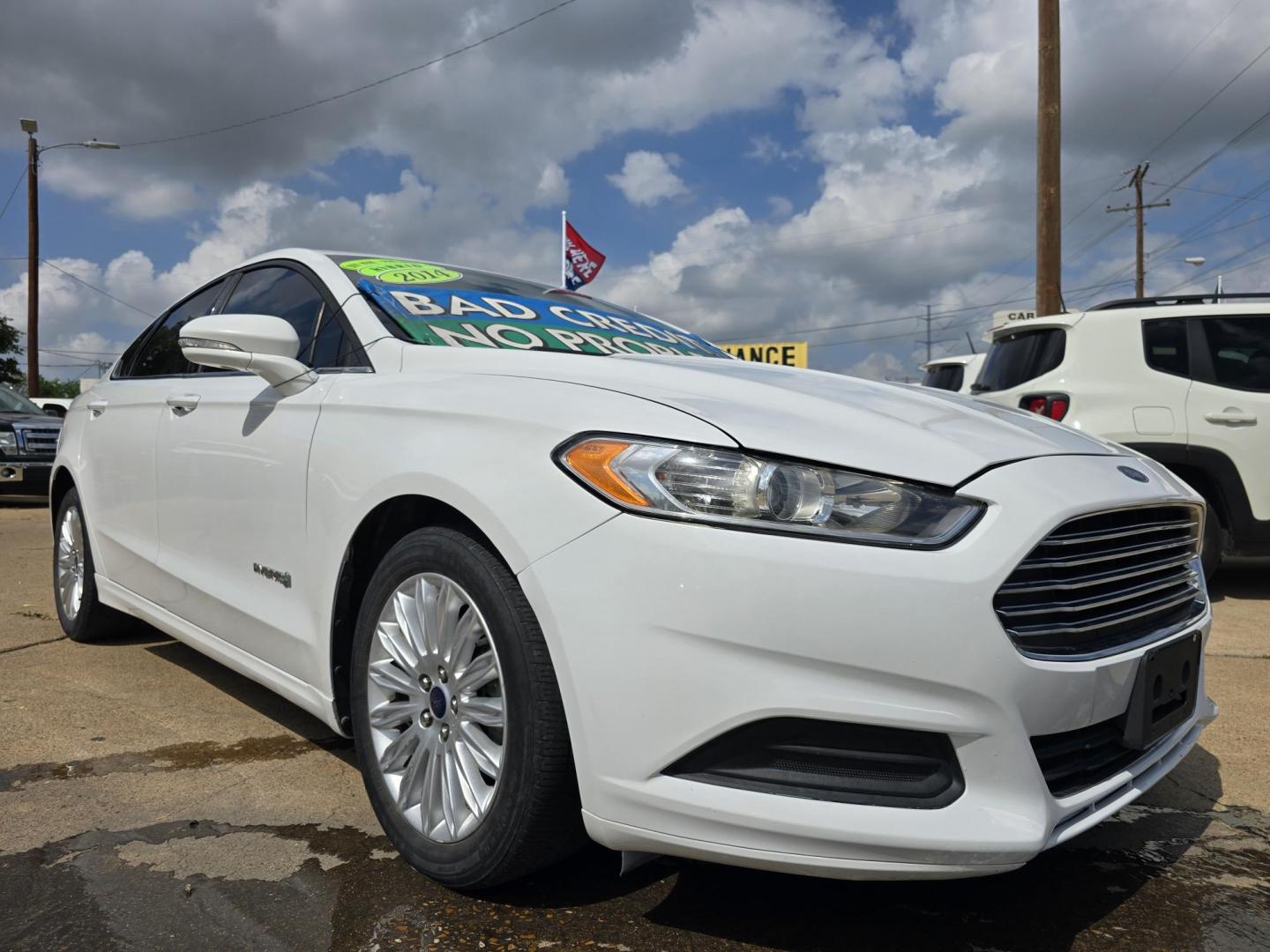 2014 WHITE Ford Fusion Hybrid SE (3FA6P0LU9ER) with an 2.0L L4 DOHC 16V HYBRID engine, CVT transmission, located at 2660 S.Garland Avenue, Garland, TX, 75041, (469) 298-3118, 32.885551, -96.655602 - Photo#1