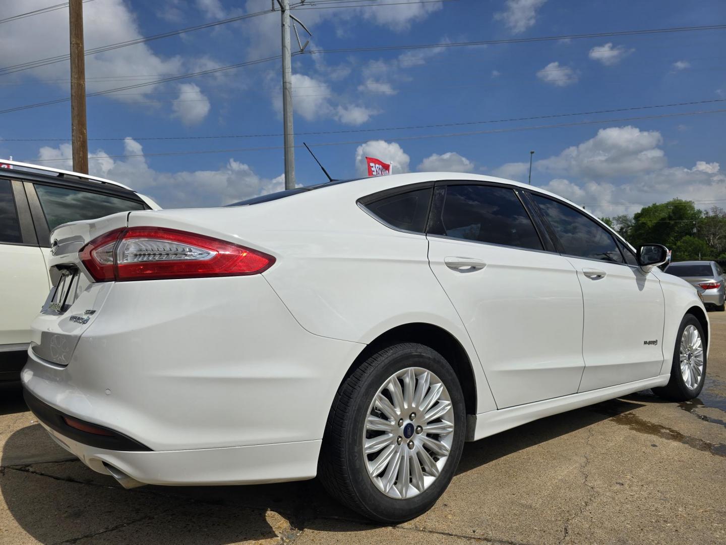 2014 WHITE Ford Fusion Hybrid SE (3FA6P0LU9ER) with an 2.0L L4 DOHC 16V HYBRID engine, CVT transmission, located at 2660 S.Garland Avenue, Garland, TX, 75041, (469) 298-3118, 32.885551, -96.655602 - Photo#3