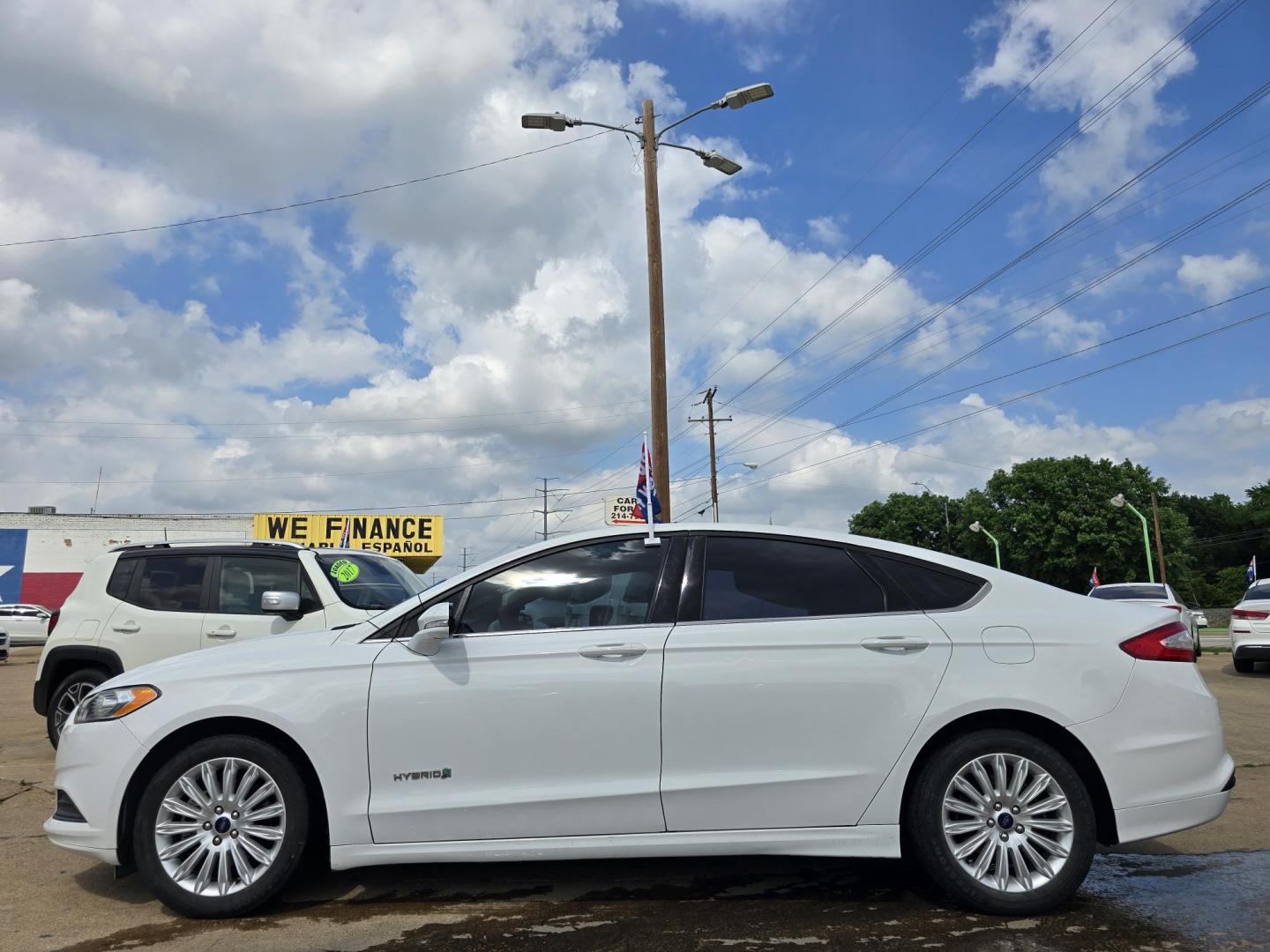 2014 WHITE Ford Fusion Hybrid SE (3FA6P0LU9ER) with an 2.0L L4 DOHC 16V HYBRID engine, CVT transmission, located at 2660 S.Garland Avenue, Garland, TX, 75041, (469) 298-3118, 32.885551, -96.655602 - Photo#6