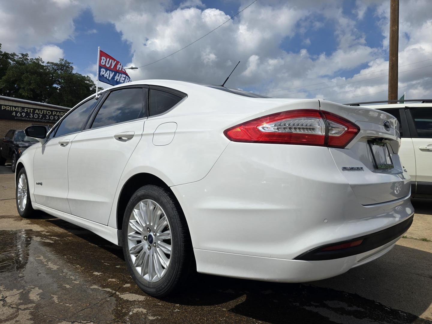 2014 WHITE Ford Fusion Hybrid SE (3FA6P0LU9ER) with an 2.0L L4 DOHC 16V HYBRID engine, CVT transmission, located at 2660 S.Garland Avenue, Garland, TX, 75041, (469) 298-3118, 32.885551, -96.655602 - Photo#4
