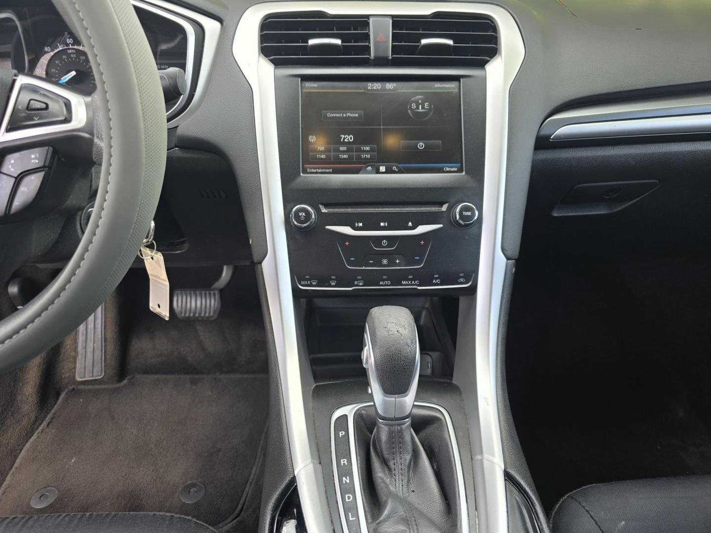 2014 WHITE Ford Fusion Hybrid SE (3FA6P0LU9ER) with an 2.0L L4 DOHC 16V HYBRID engine, CVT transmission, located at 2660 S.Garland Avenue, Garland, TX, 75041, (469) 298-3118, 32.885551, -96.655602 - Photo#13