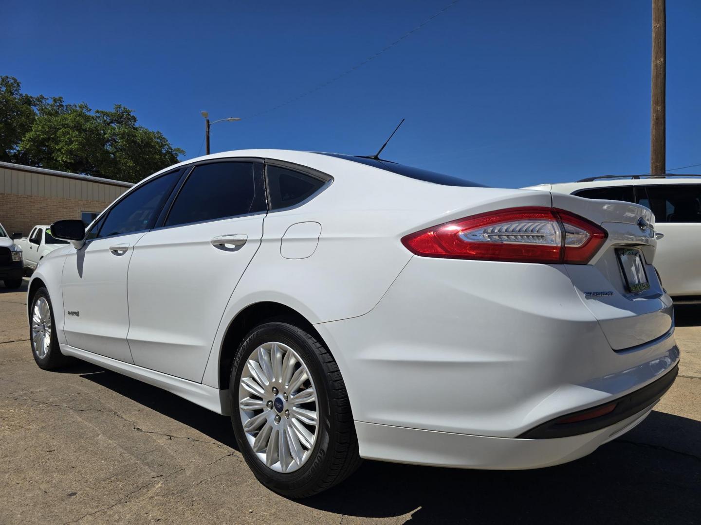 2014 Ford Fusion Hybrid SE (3FA6P0LU0ER) with an 2.0L L4 DOHC 16V HYBRID engine, CVT transmission, located at 2660 S.Garland Avenue, Garland, TX, 75041, (469) 298-3118, 32.885551, -96.655602 - Photo#5