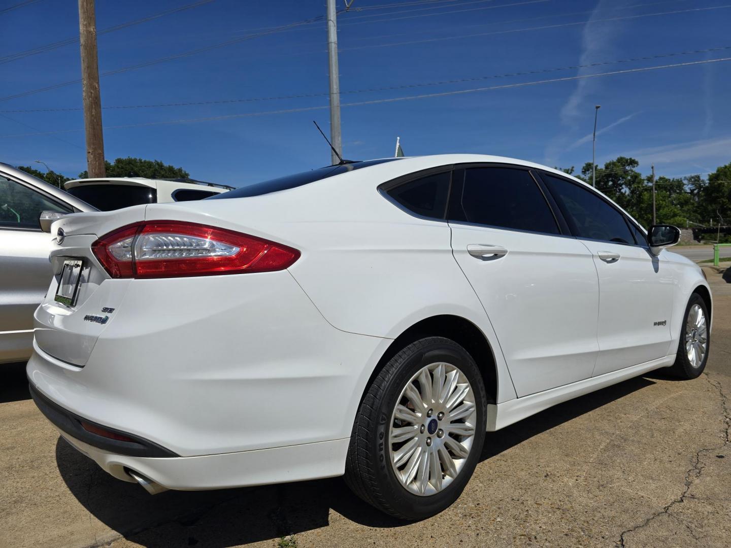 2014 WHITE Ford Fusion Hybrid SE (3FA6P0LU3ER) with an 2.0L L4 DOHC 16V HYBRID engine, CVT transmission, located at 2660 S.Garland Avenue, Garland, TX, 75041, (469) 298-3118, 32.885551, -96.655602 - Photo#2
