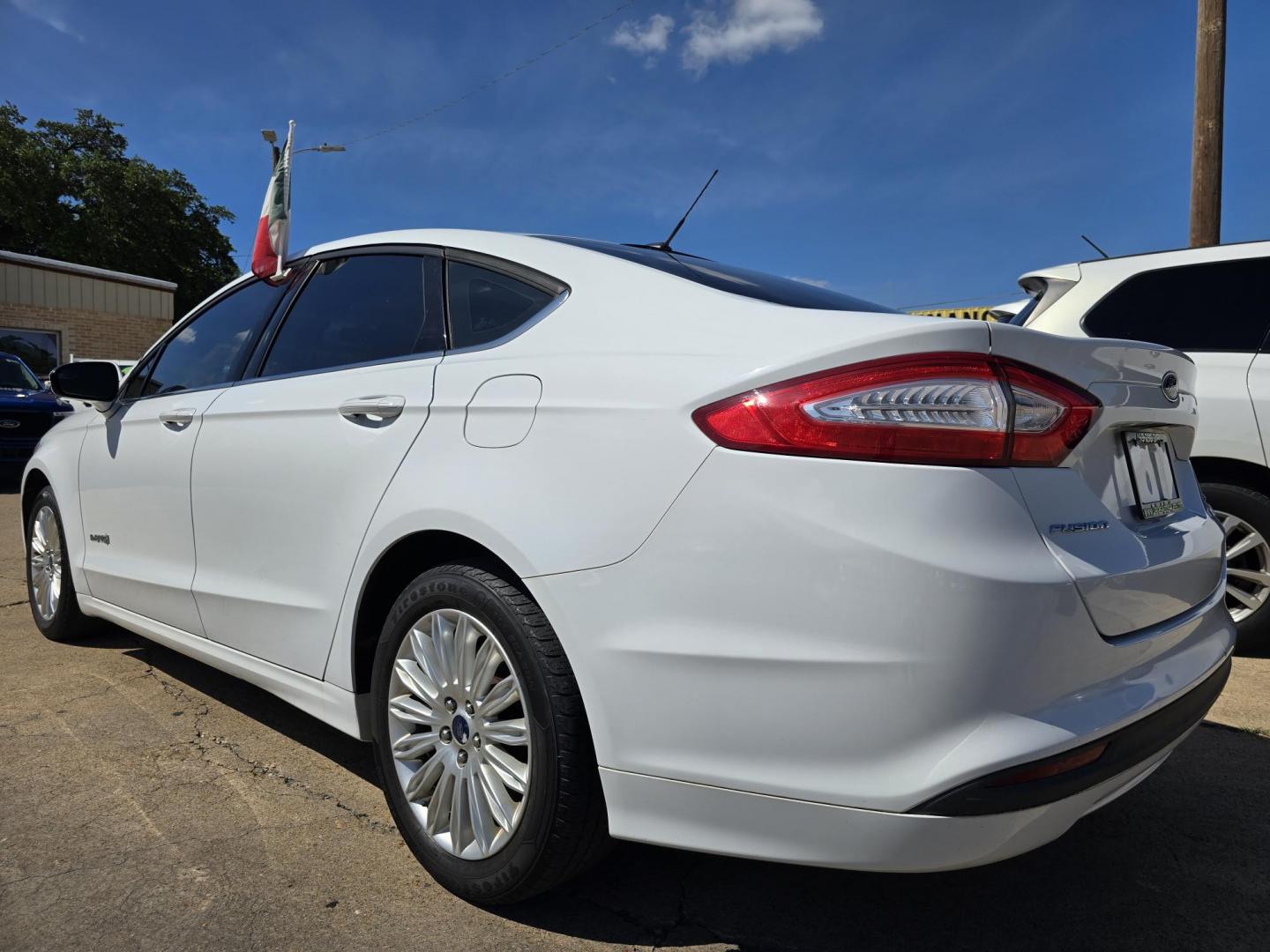 2014 WHITE Ford Fusion Hybrid SE (3FA6P0LU3ER) with an 2.0L L4 DOHC 16V HYBRID engine, CVT transmission, located at 2660 S.Garland Avenue, Garland, TX, 75041, (469) 298-3118, 32.885551, -96.655602 - Photo#4