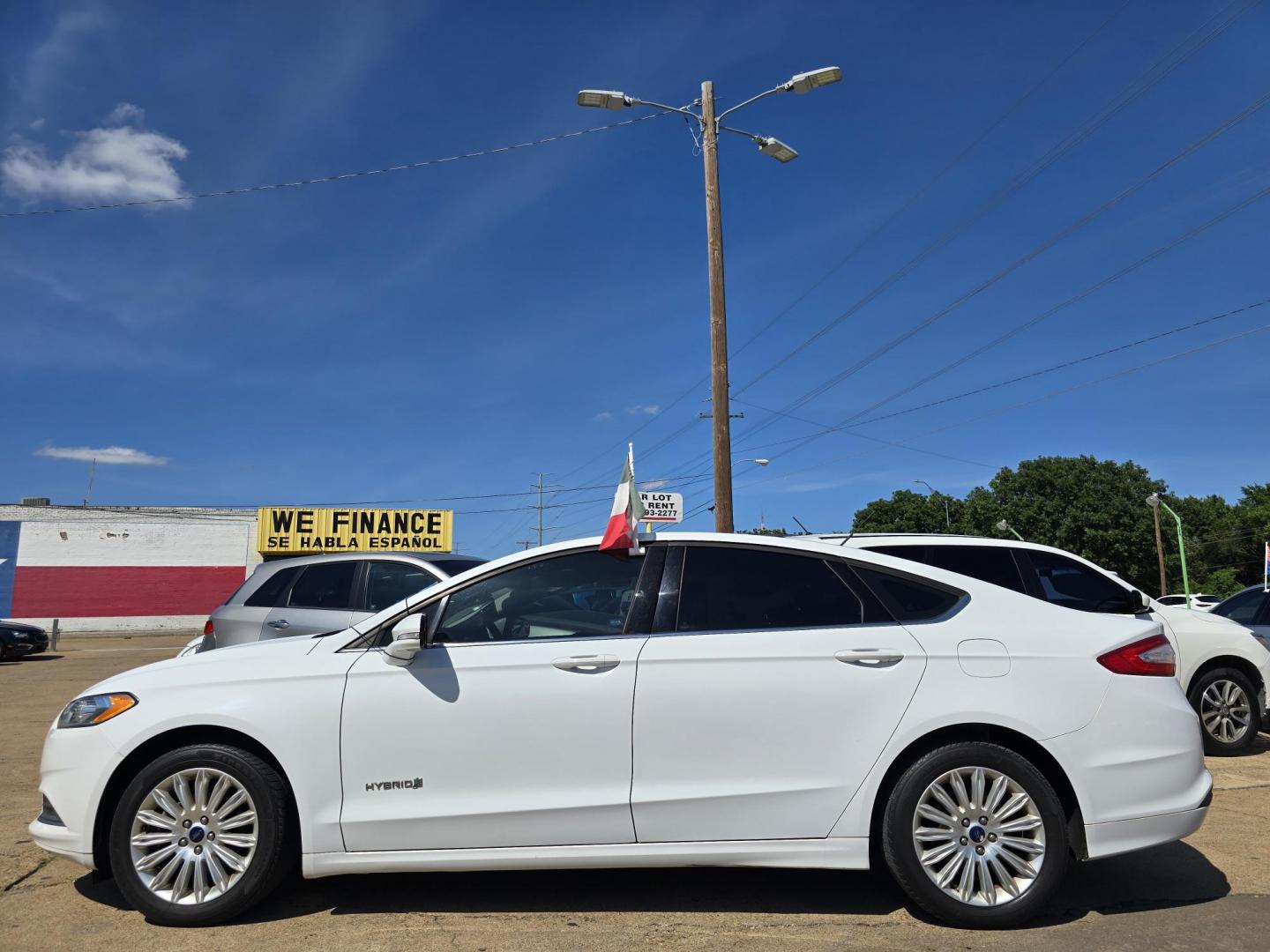 2014 WHITE Ford Fusion Hybrid SE (3FA6P0LU3ER) with an 2.0L L4 DOHC 16V HYBRID engine, CVT transmission, located at 2660 S.Garland Avenue, Garland, TX, 75041, (469) 298-3118, 32.885551, -96.655602 - Photo#5