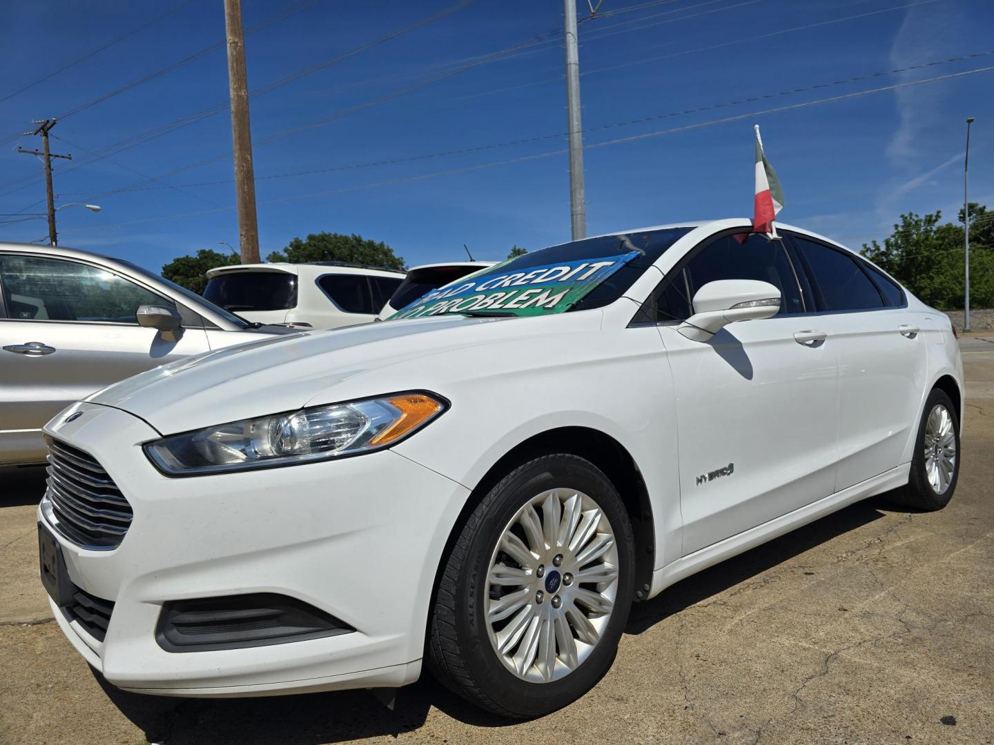 2014 WHITE Ford Fusion Hybrid SE (3FA6P0LU3ER) with an 2.0L L4 DOHC 16V HYBRID engine, CVT transmission, located at 2660 S.Garland Avenue, Garland, TX, 75041, (469) 298-3118, 32.885551, -96.655602 - Photo#6